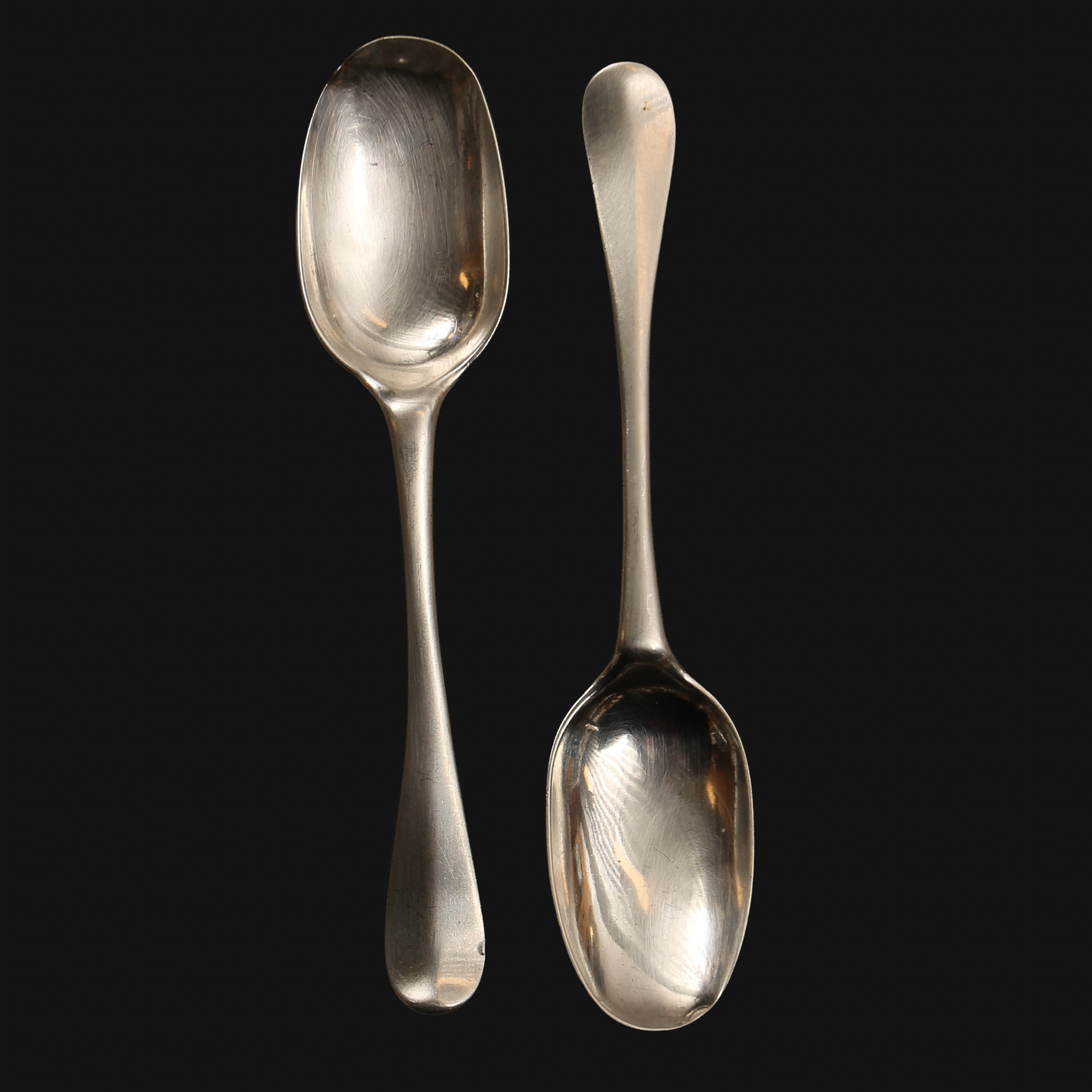 HANDSMIDDA MATSKEDAR, silver, tidigt 1700- tal, ett par.
