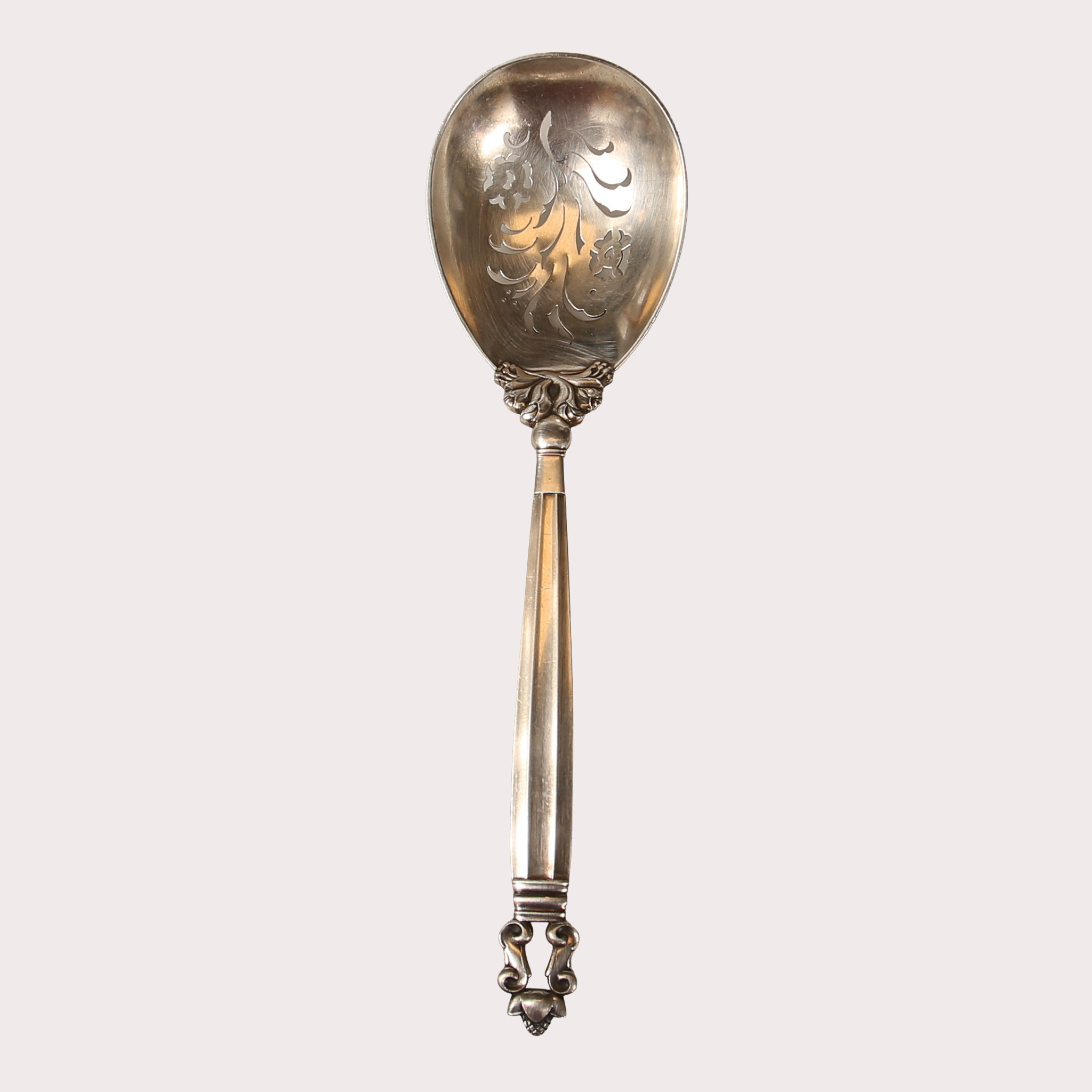 GEORG JENSEN. STRÖSOCKERSKED, Sterlingsilver, modell Konge/Acorn, design Johan Rodhe, Danmark.