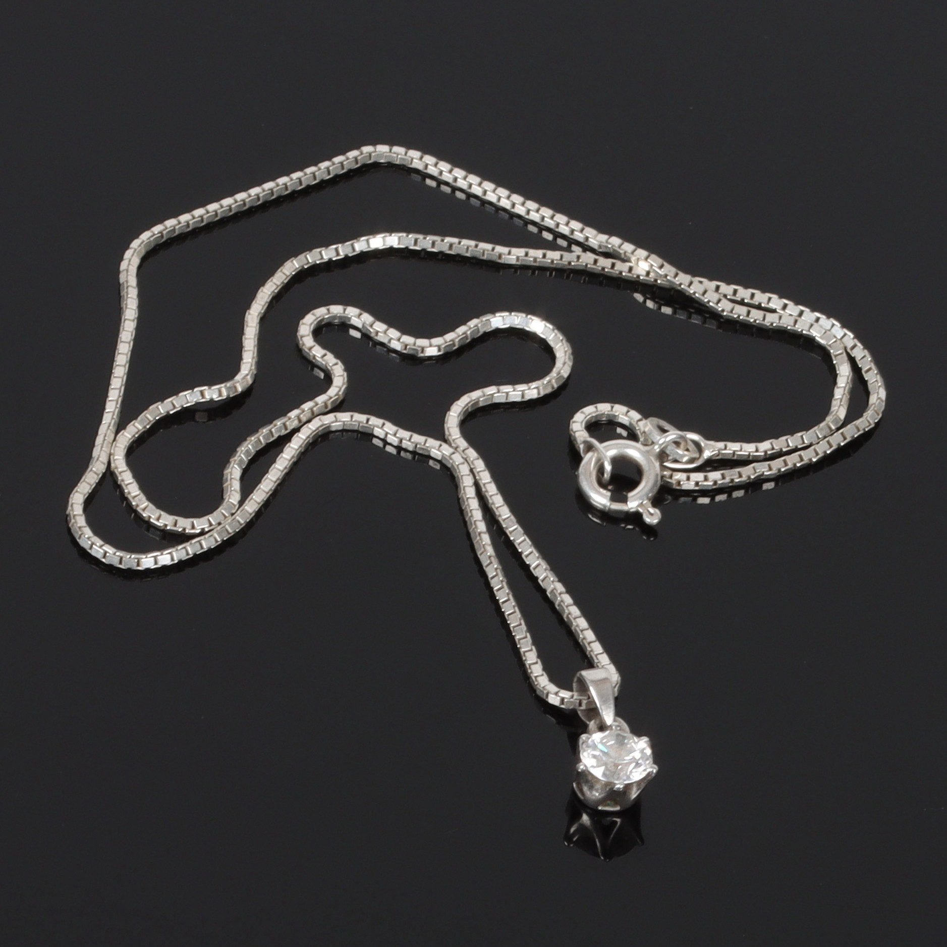 HÄNGE och KEDJA, Sterling silver, med vit sten, 1900-talets andra hälft.