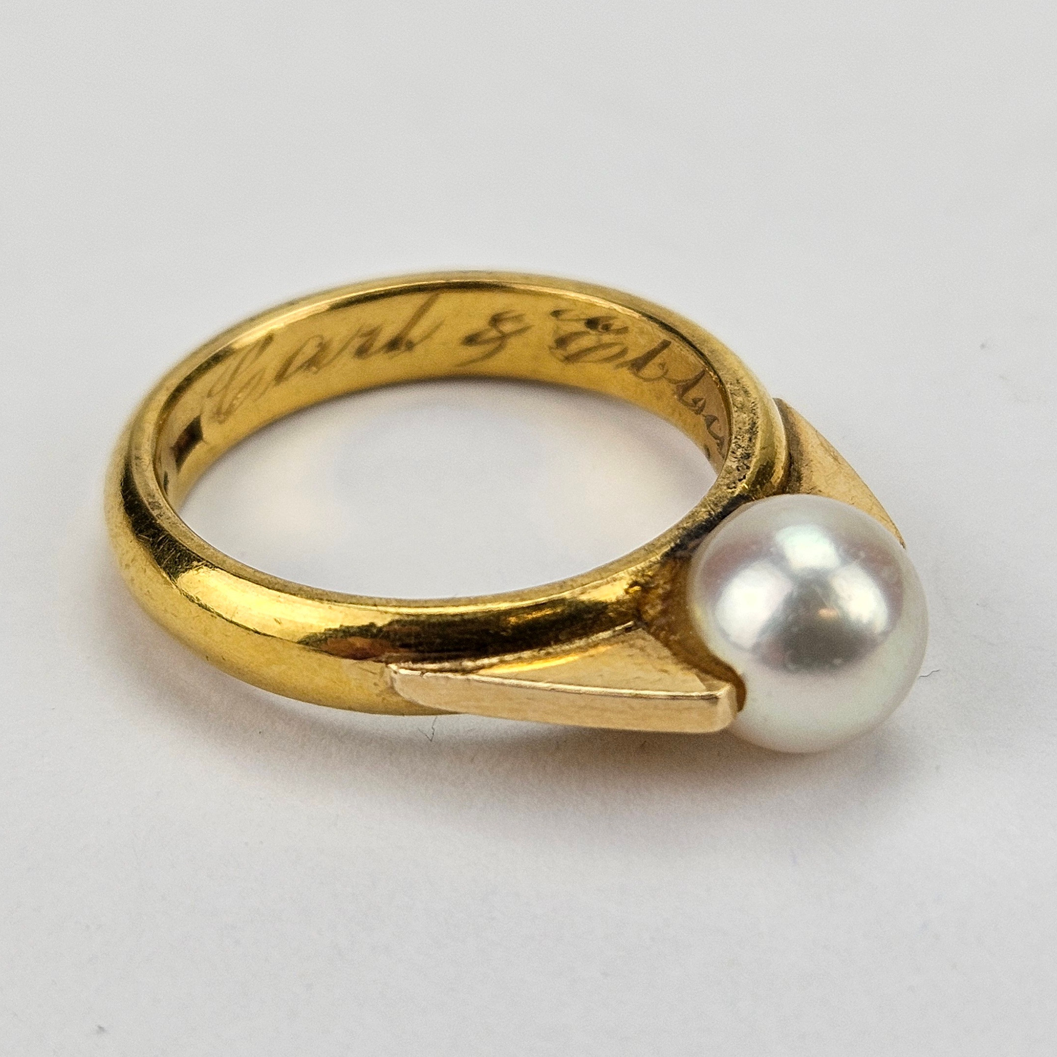 RING, guld, 23K, med pärla, sannolikt skalpärla, total vikt ca. 7,4 gram.