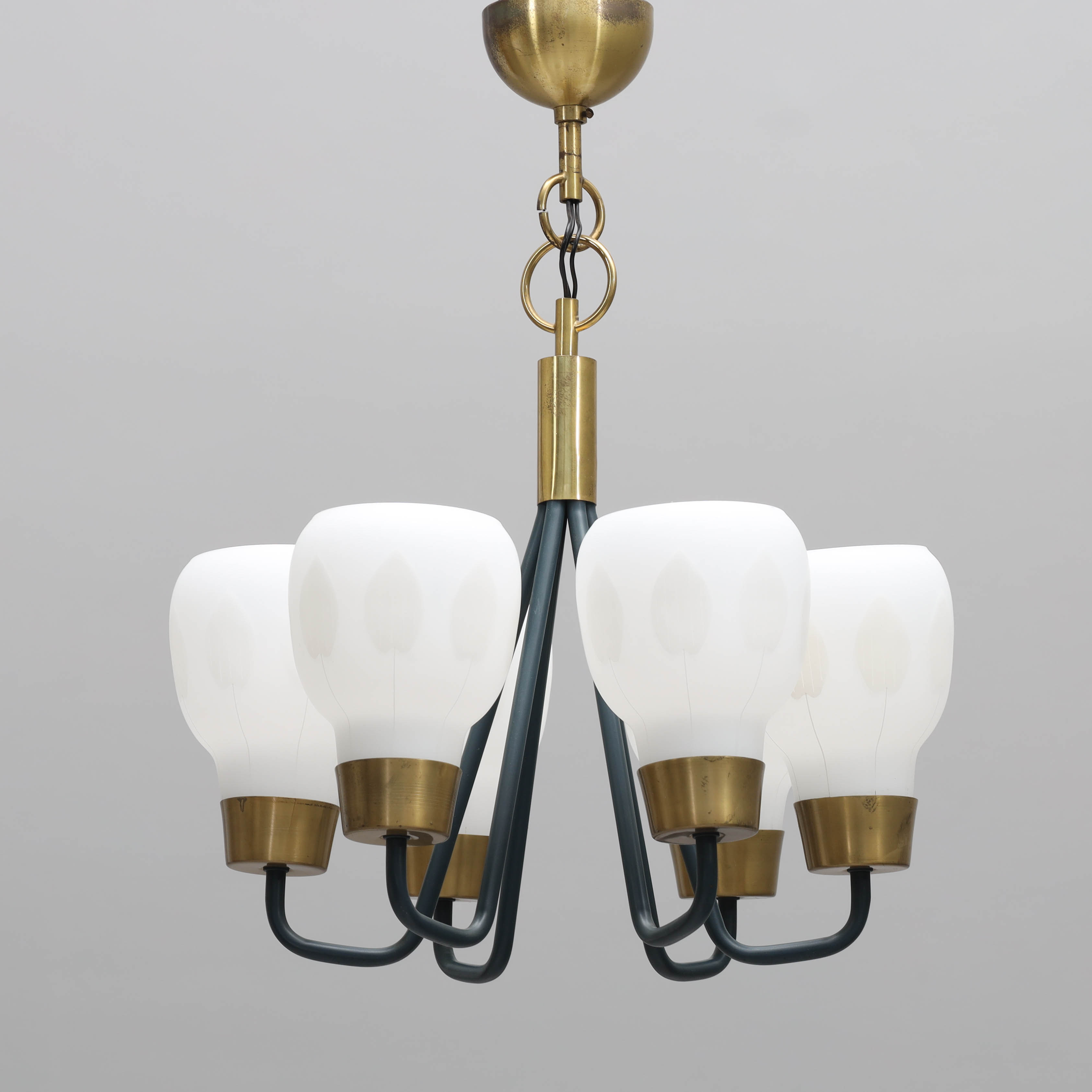 TAKLAMPA, 6-ljuspunkter, kupor med dekor av blad, stomme i metall och mässing, 1950/60-tal.