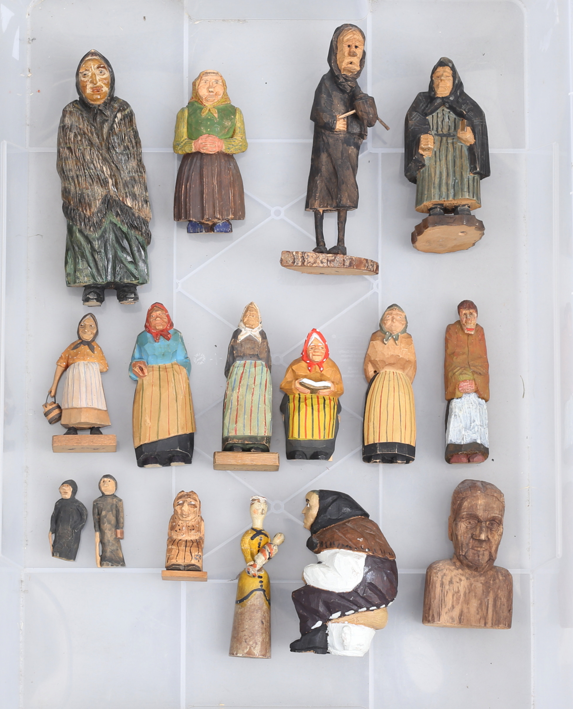 SKULPTURER, 16 st, gummor, snidat och bemålat trä, 1800/1900-tal.