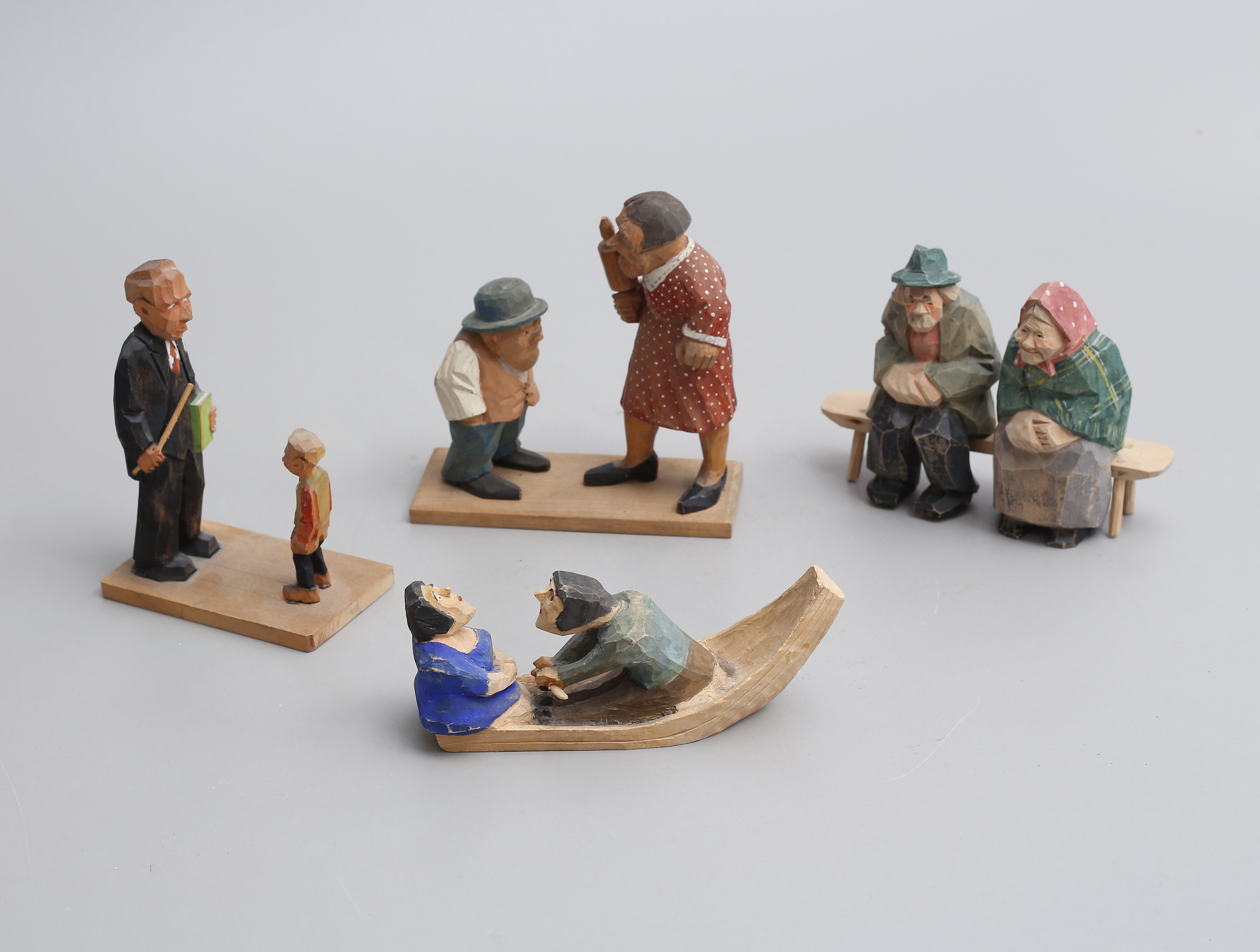SKULPTURGRUPPER, 4 st, snidat och bemålat trä, 1900-talets första hälft/mitt.