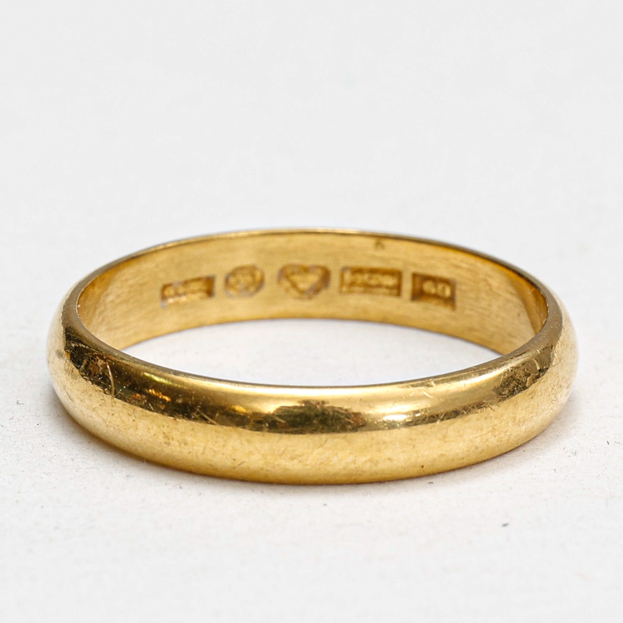 RING, 23 karat guld, vikt ca 10,1 gram.