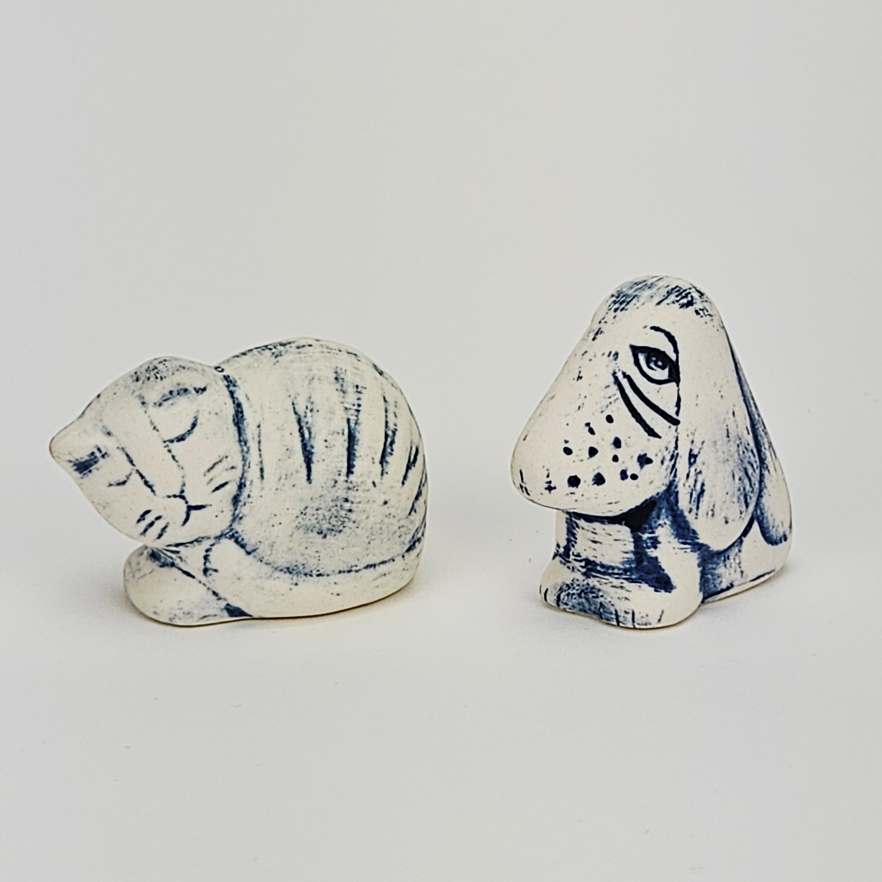 LISA LARSON. Figuriner, 2 st, "Basset" och "Katt liggande", K-Studion Gustavsberg.
