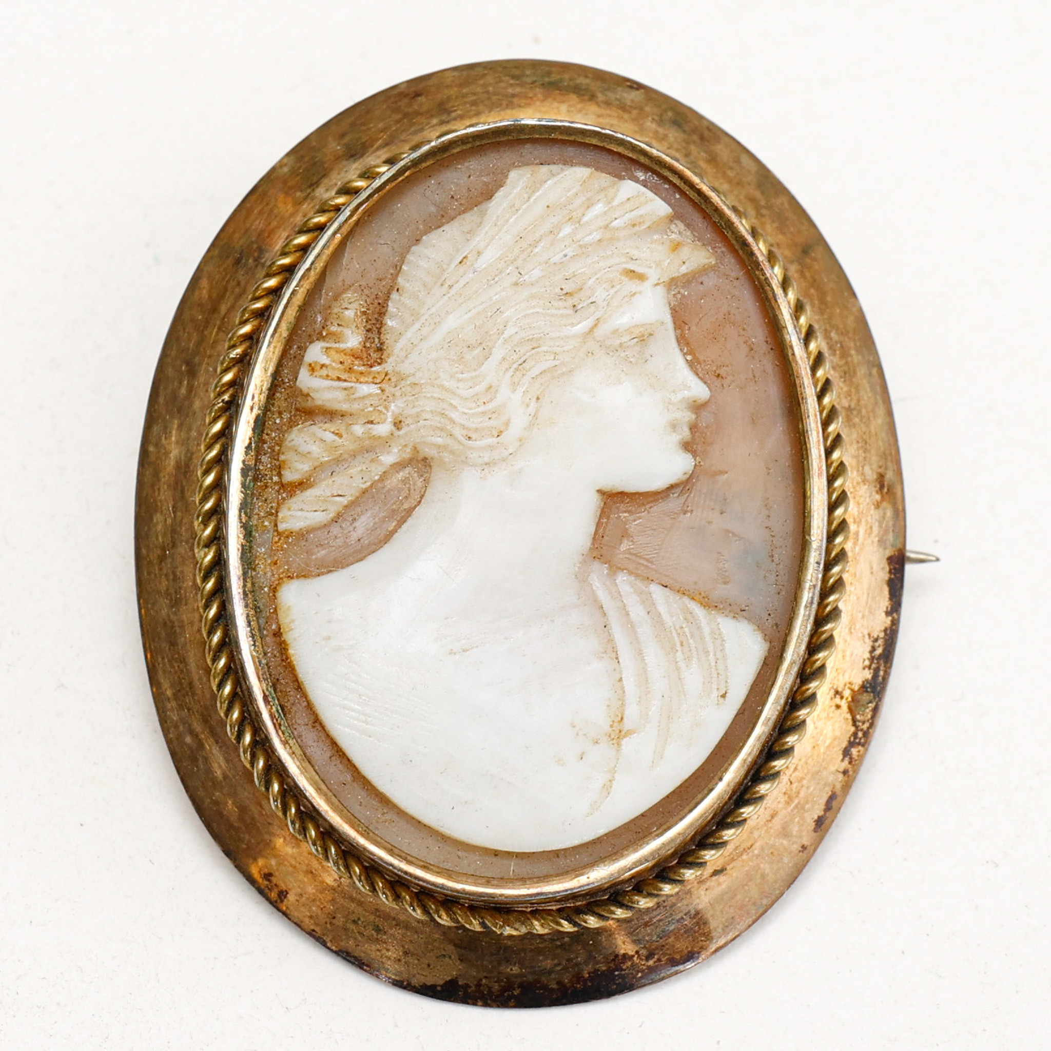 BROSCH, förgyllt silver, Kamé, vikt 6,9 gram.