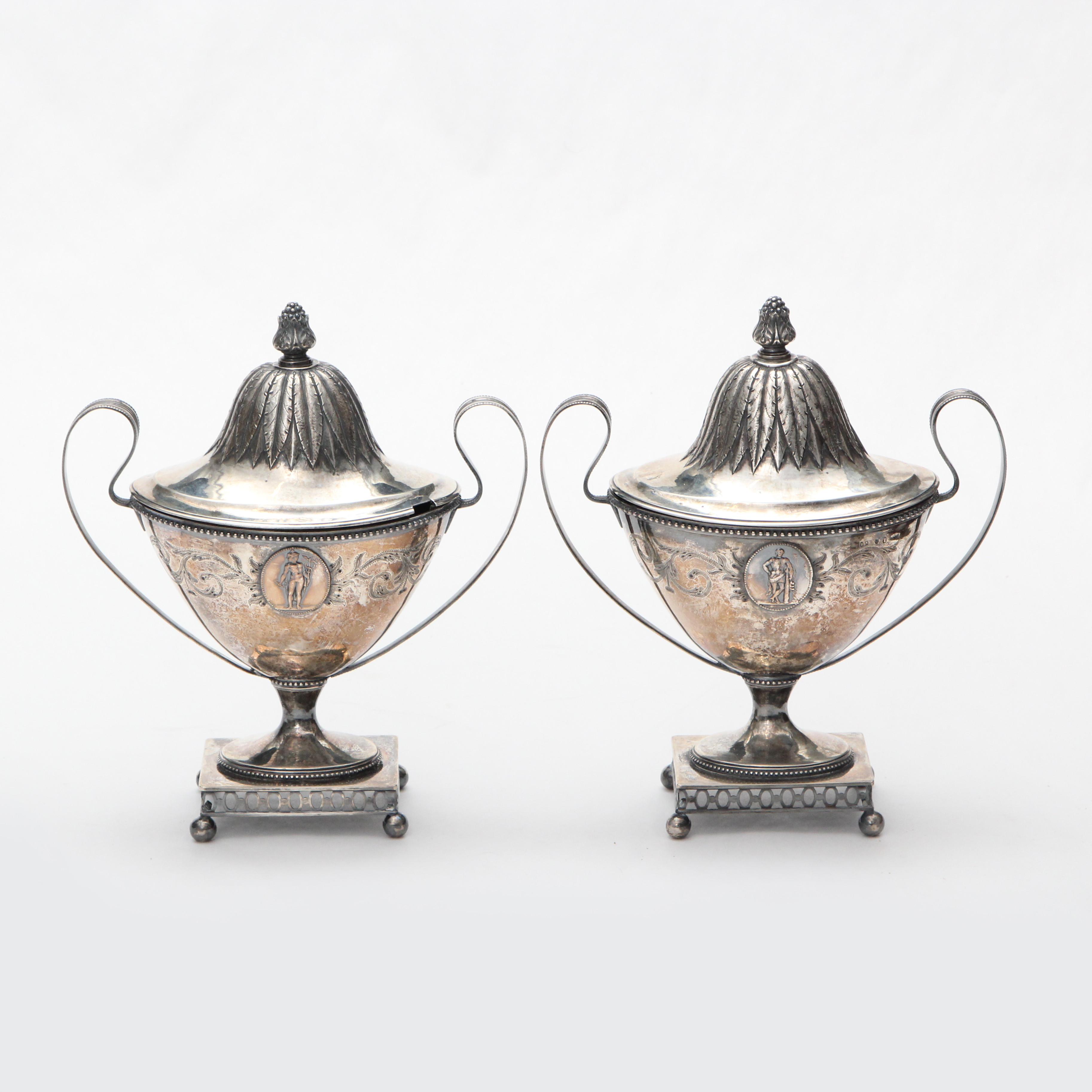 JOHAN STRAS. SOCKERSKÅLAR, 1 par, silver, Stockholm, stämplar både på skålar och lock, 1796.