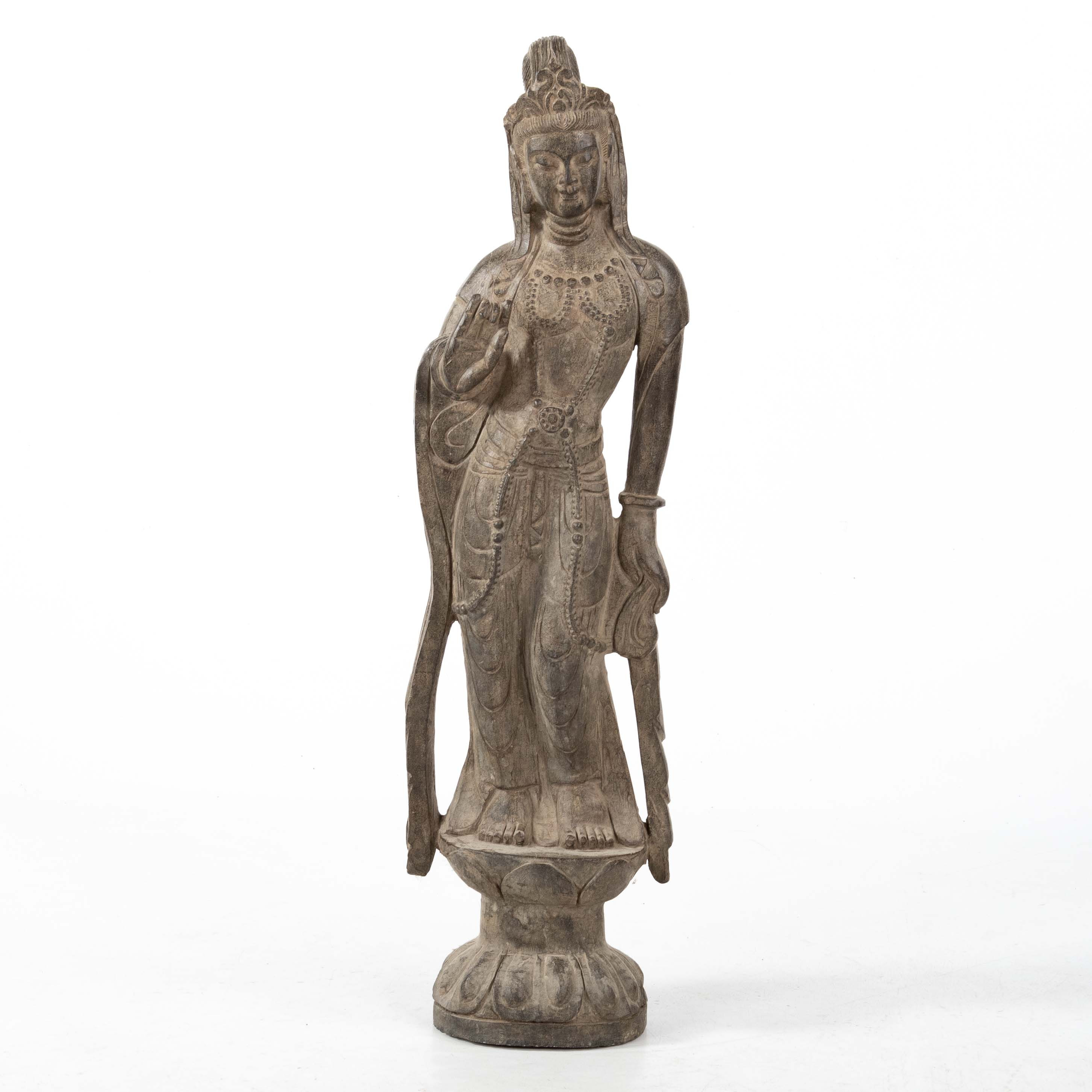 GUANYIN – stående skulptur i patinerad brons.