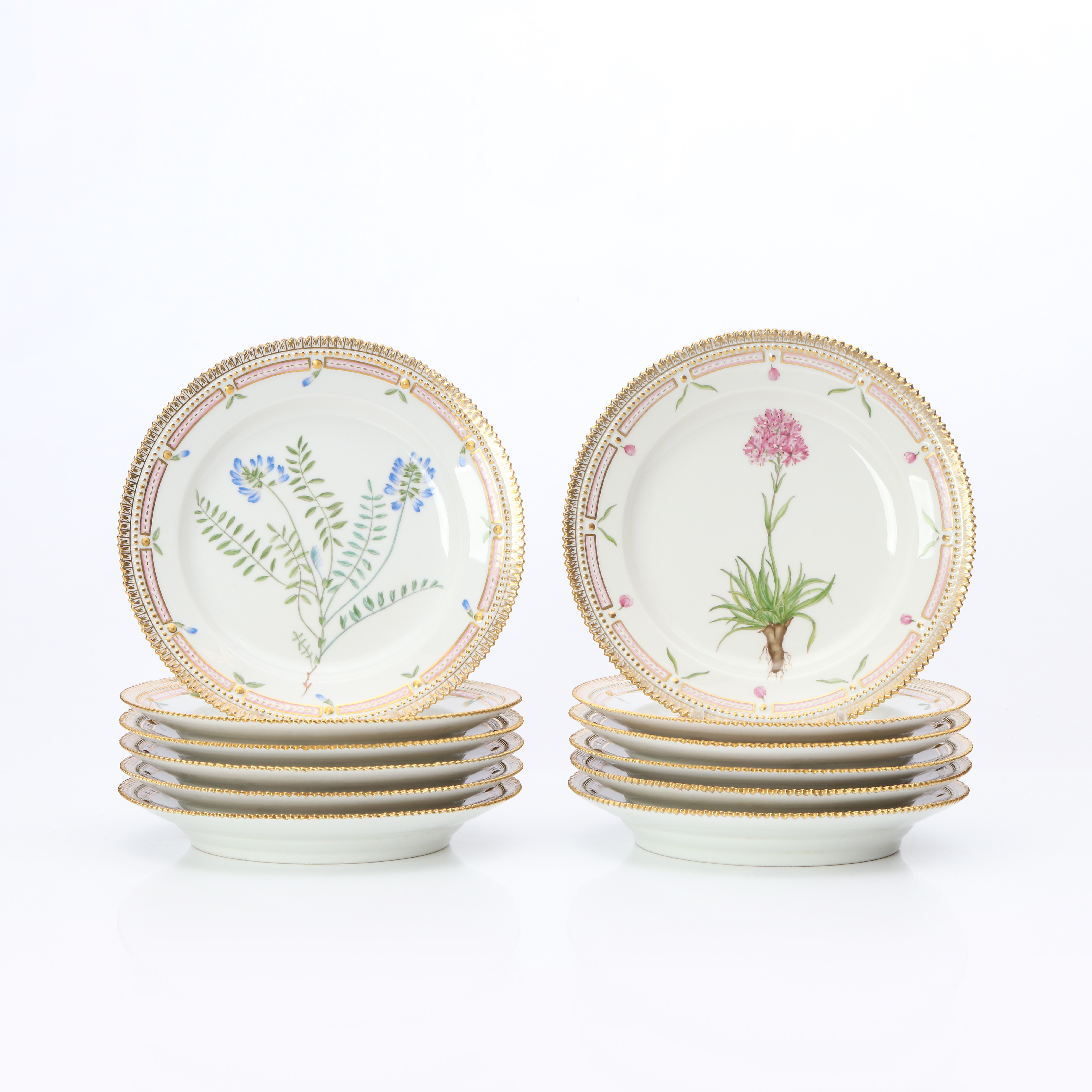 FLORA DANICA, TALLRIKAR, 12 ST. Rorslin med polykrom samt förgylld dekor. Royal Copenhagen, nr 20 3550.