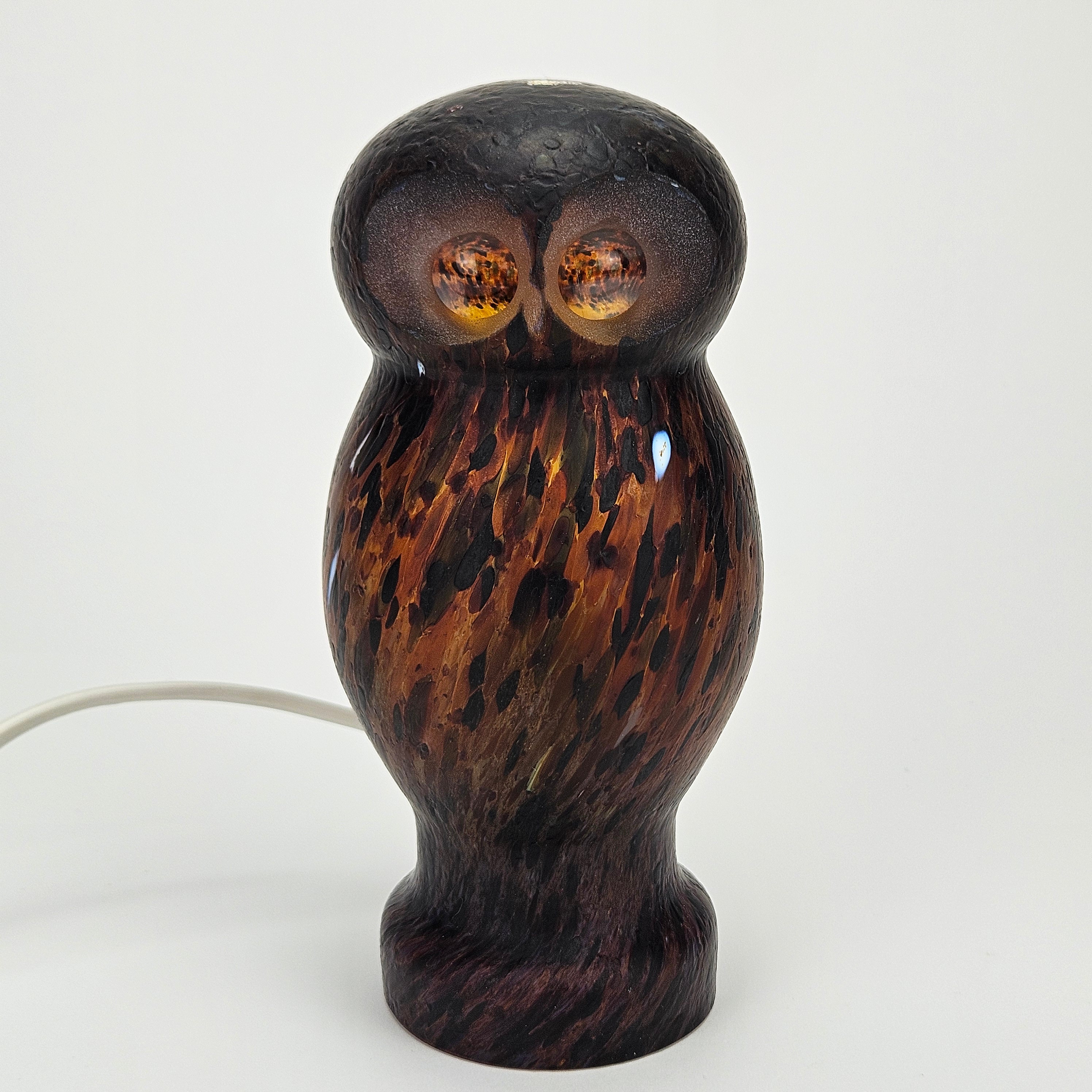 MONICA BACKSTRÖM. Bordslampa, glas, uggla.