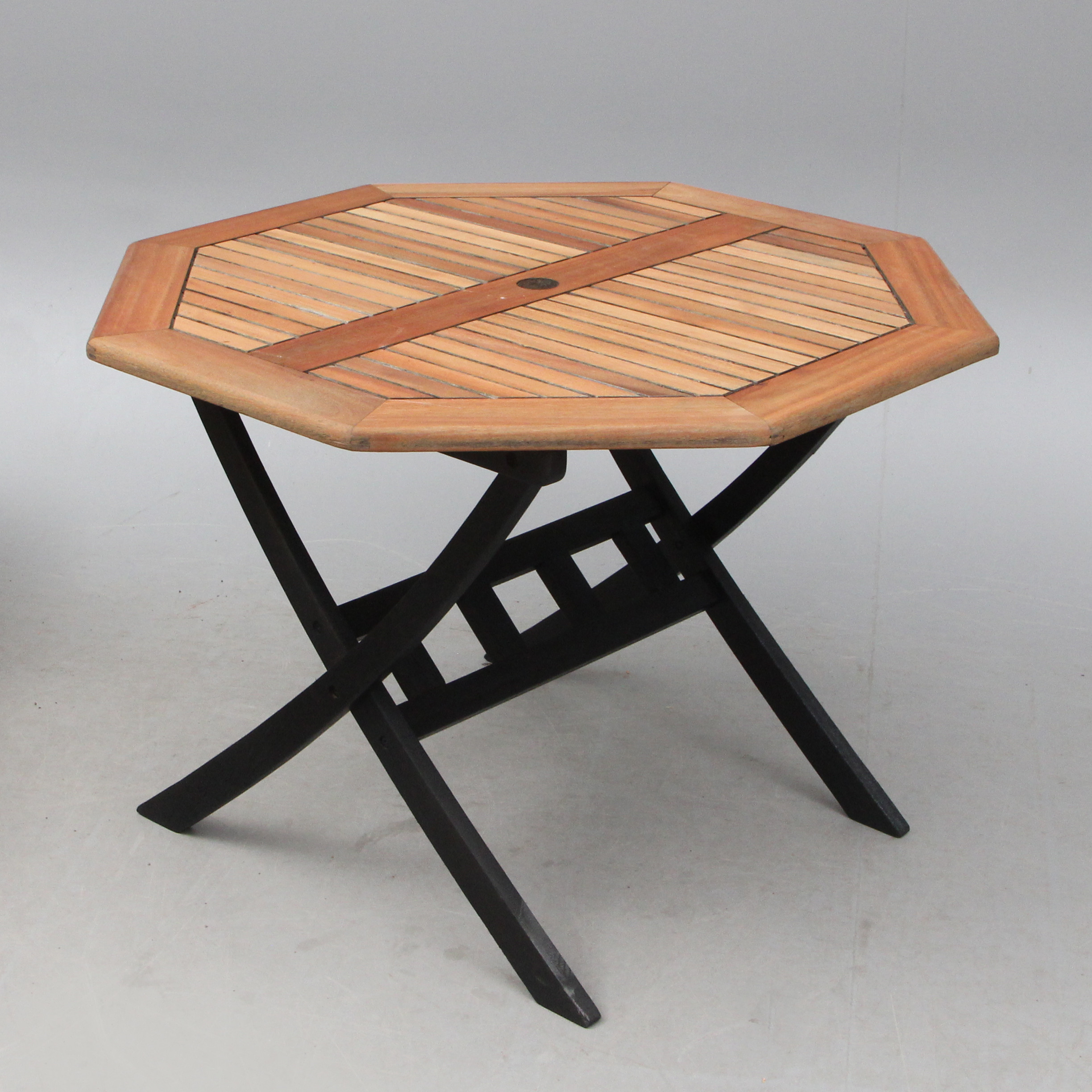 TRÄDGÅRDSBORD, oktogonalt, mahogny, med svart benställning.