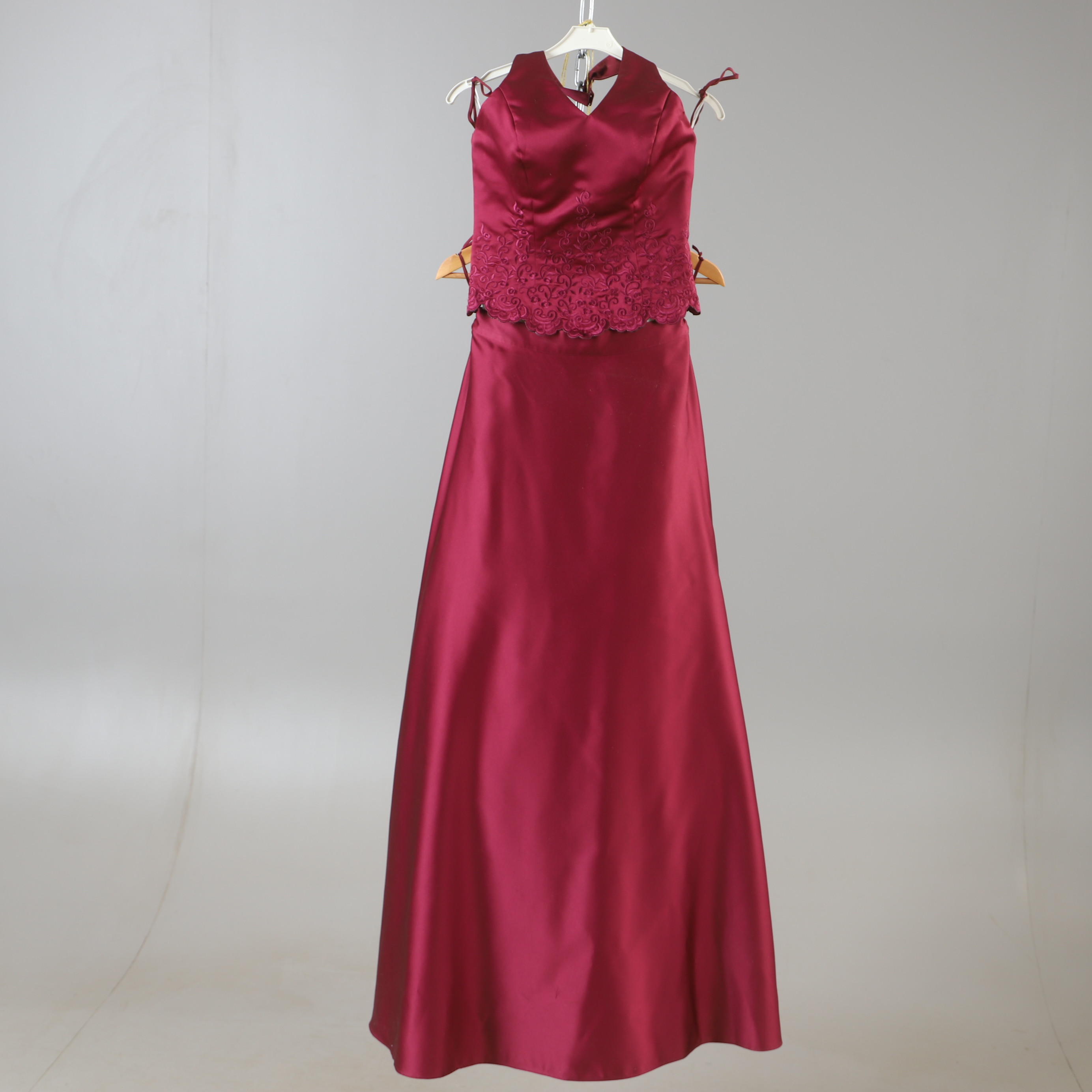 BALKLÄNNING, 2-delad, fodrad halterneck-modell, konstsilke med broderier, 2000-tal.