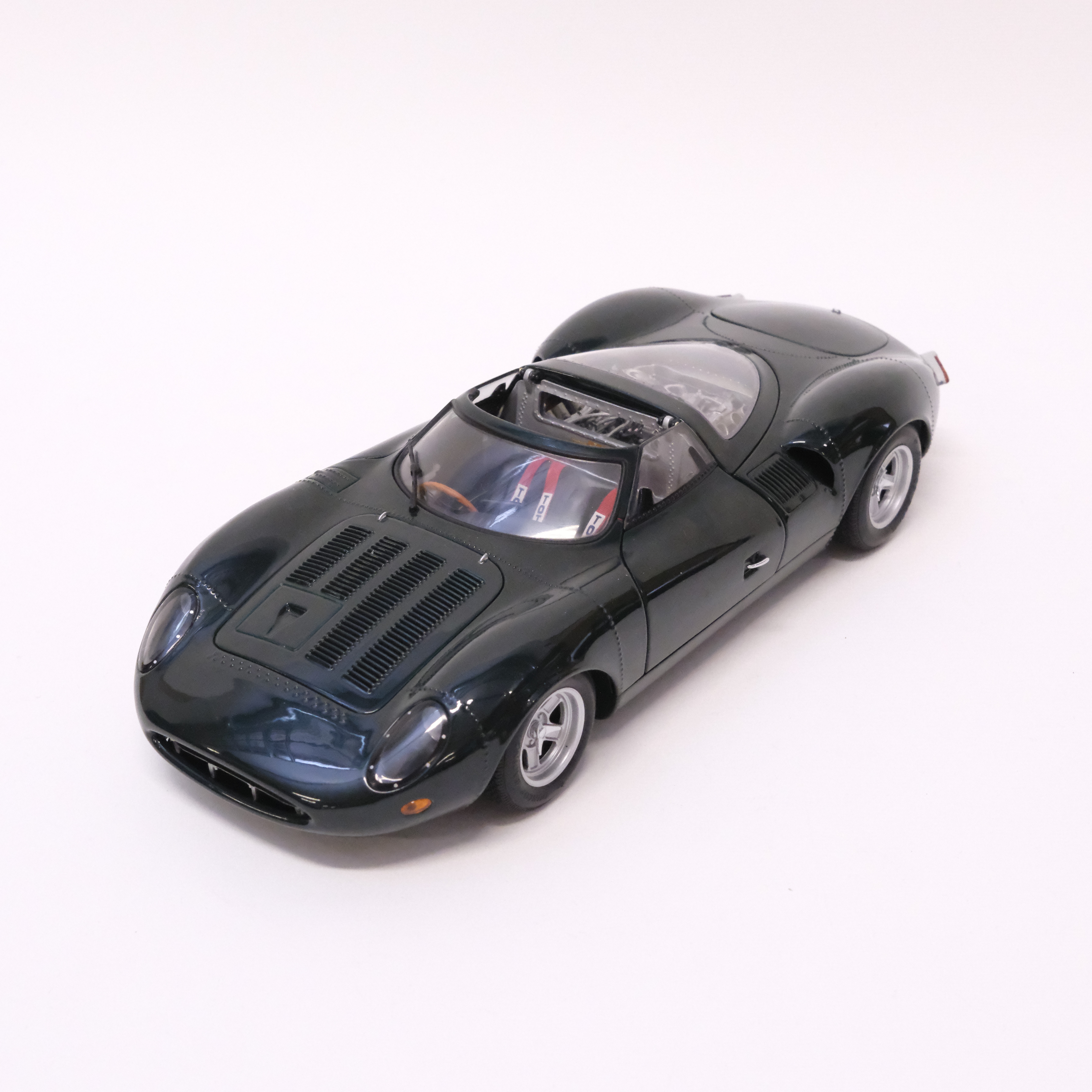 AUTOART. MODELLBIL, JAGUAR XJ 13. SKALA 1:18.