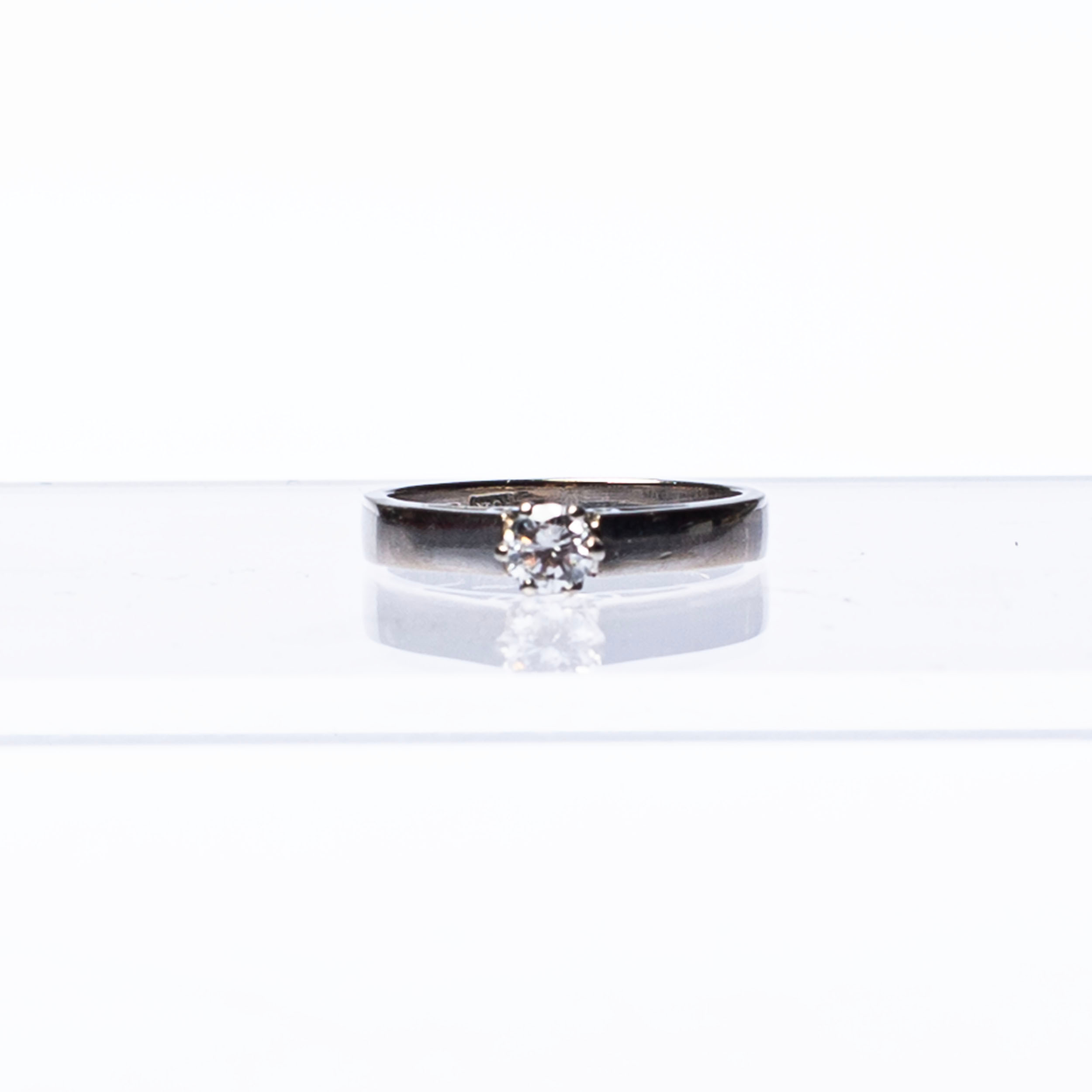 RING, 18k vitt guld med diamant 023ct, år 1971, vikt ca 3.5g.