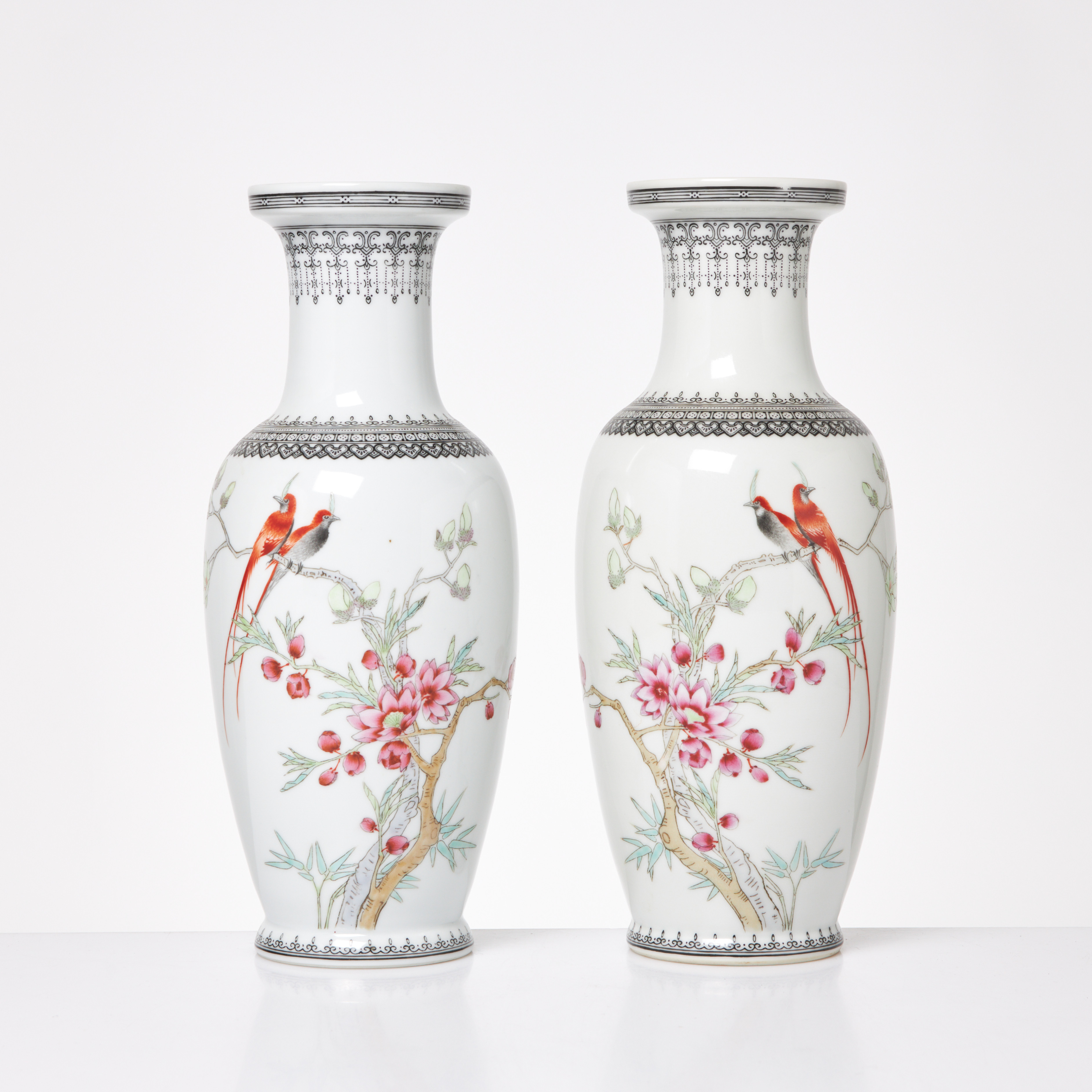 VASER, 2 st, Kina, porslin, balusterformade, dekor av fåglar, 1900-talets senrae hälft.