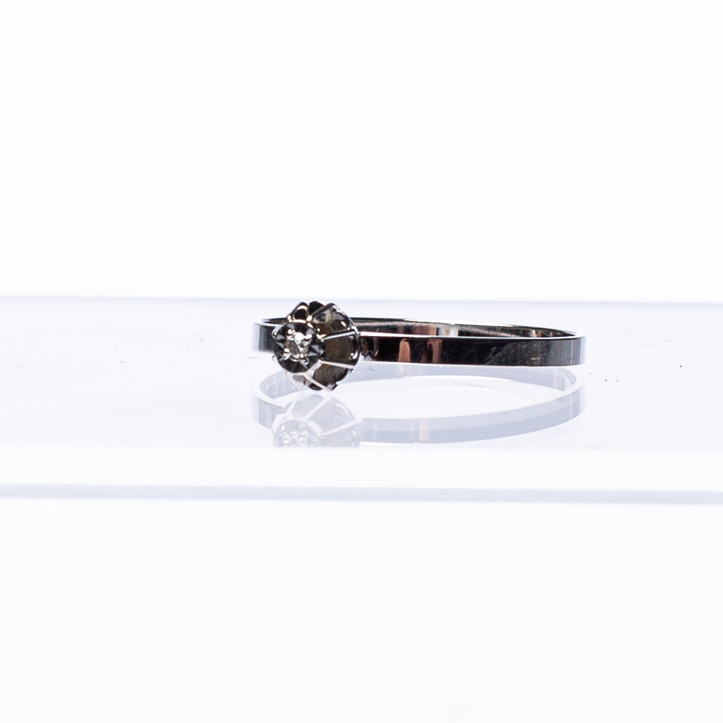 RING, 18k vitt guld med diamant 8/8, Stockholm 1981, vikt ca 1.3g.