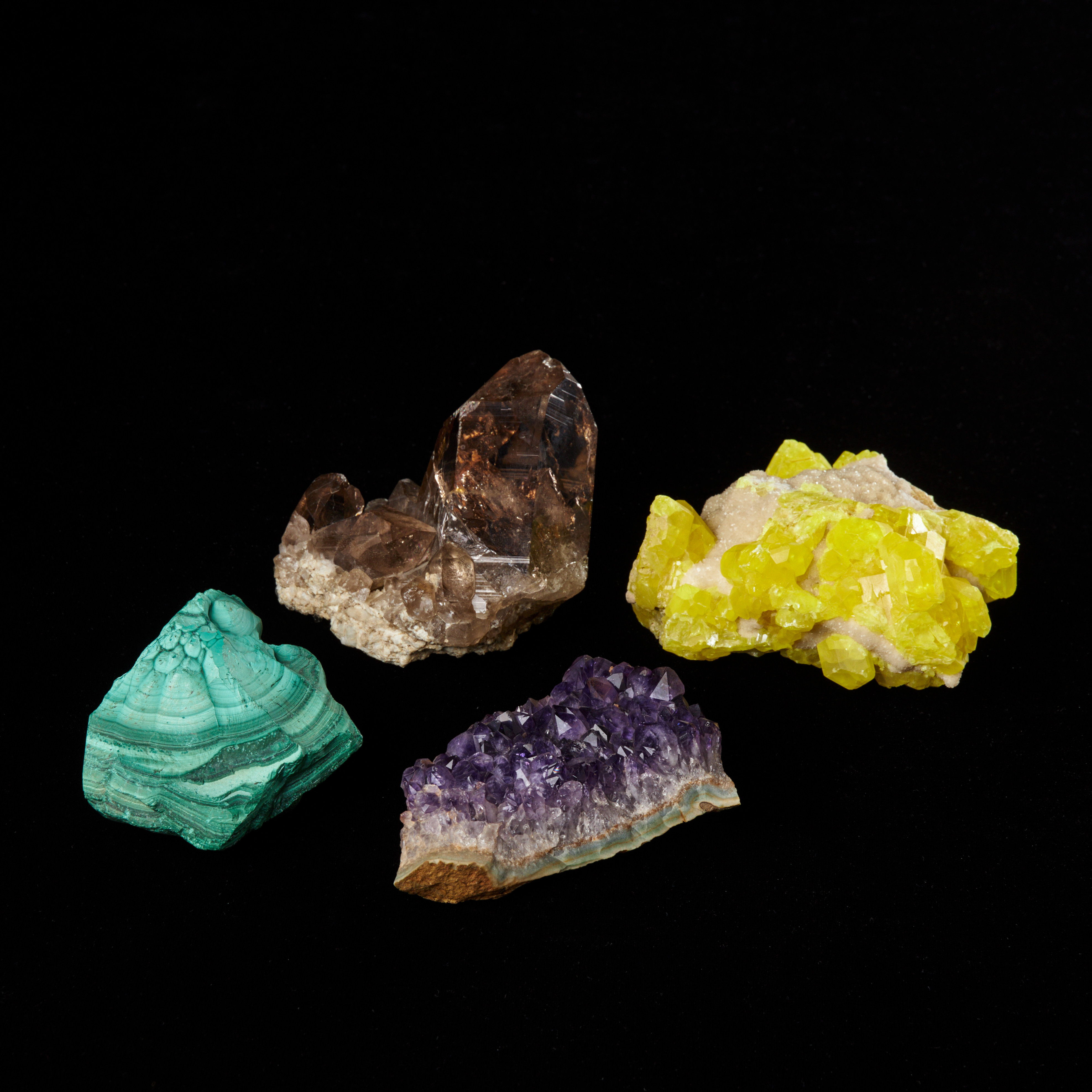 MINERALER, 4 dlr, kristallaggregat i rökkvarts, svavel, ametist samt ett stycke malakit.