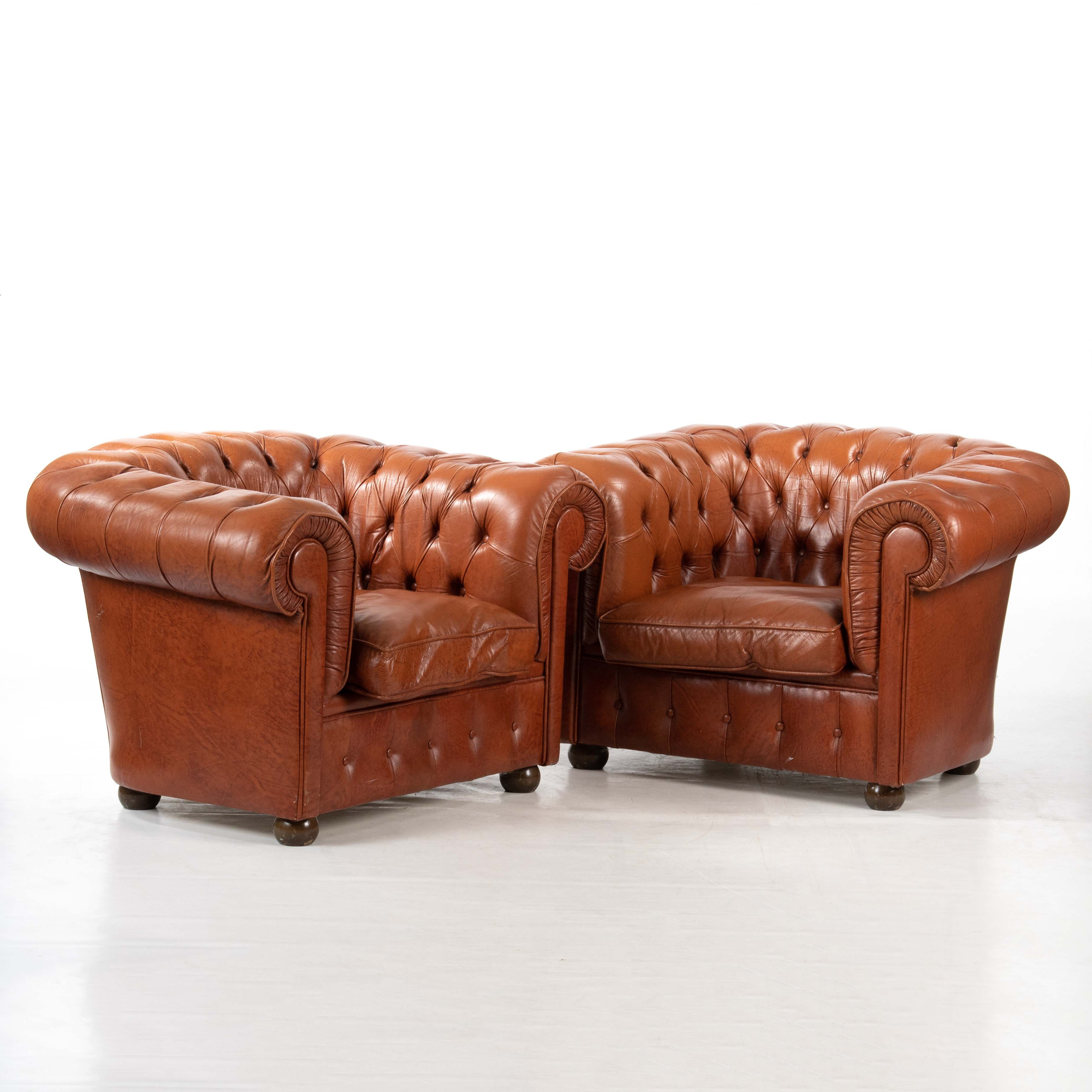 FÅTÖLJER, ett par, Chesterfieldmodell, läder, 1900-talets senare del.