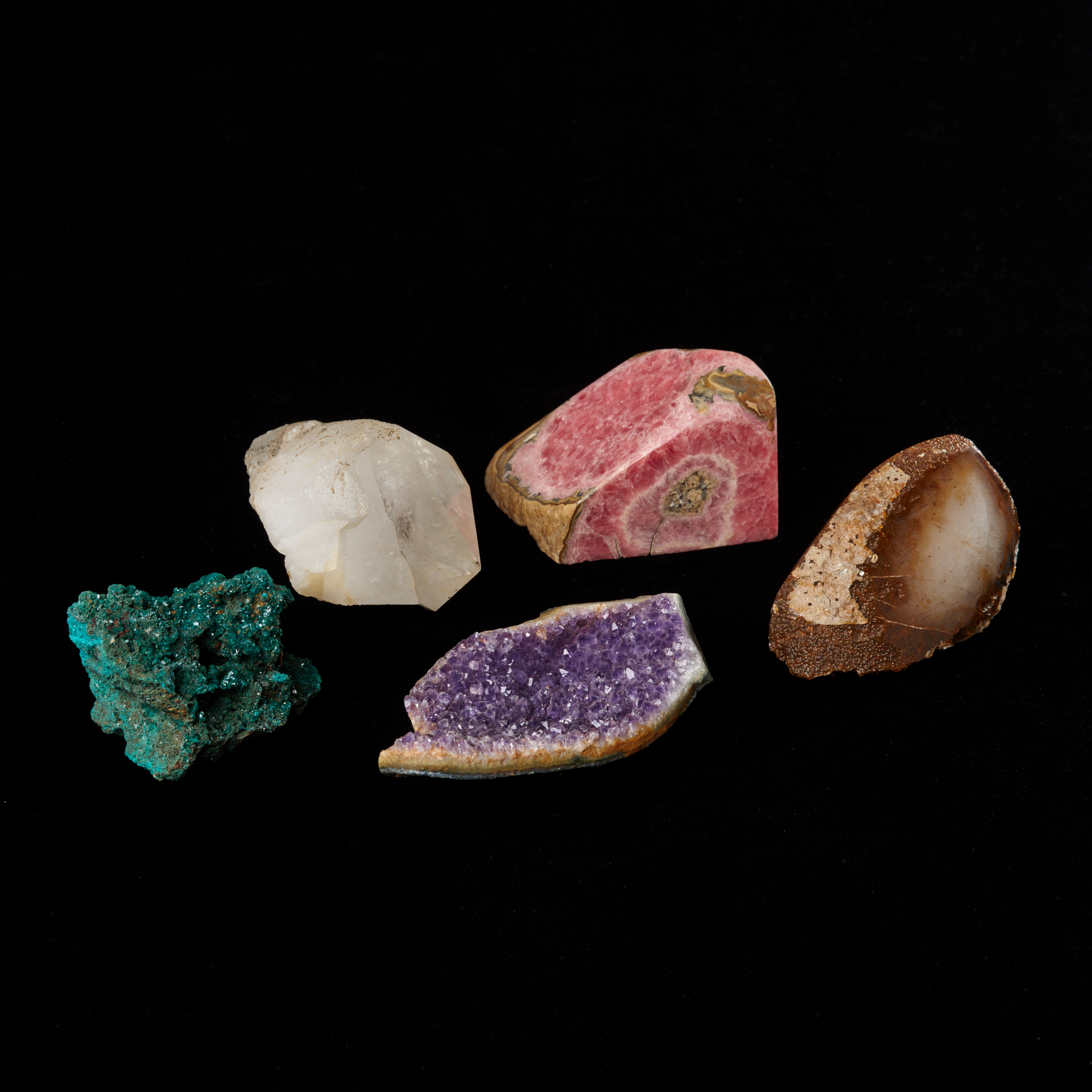 MINERALER, 5 st, bergskristall, ametistaggregat, rhodokrosit, grönt kristallaggregat, agat ihålig har tidigare innehållit vatten.