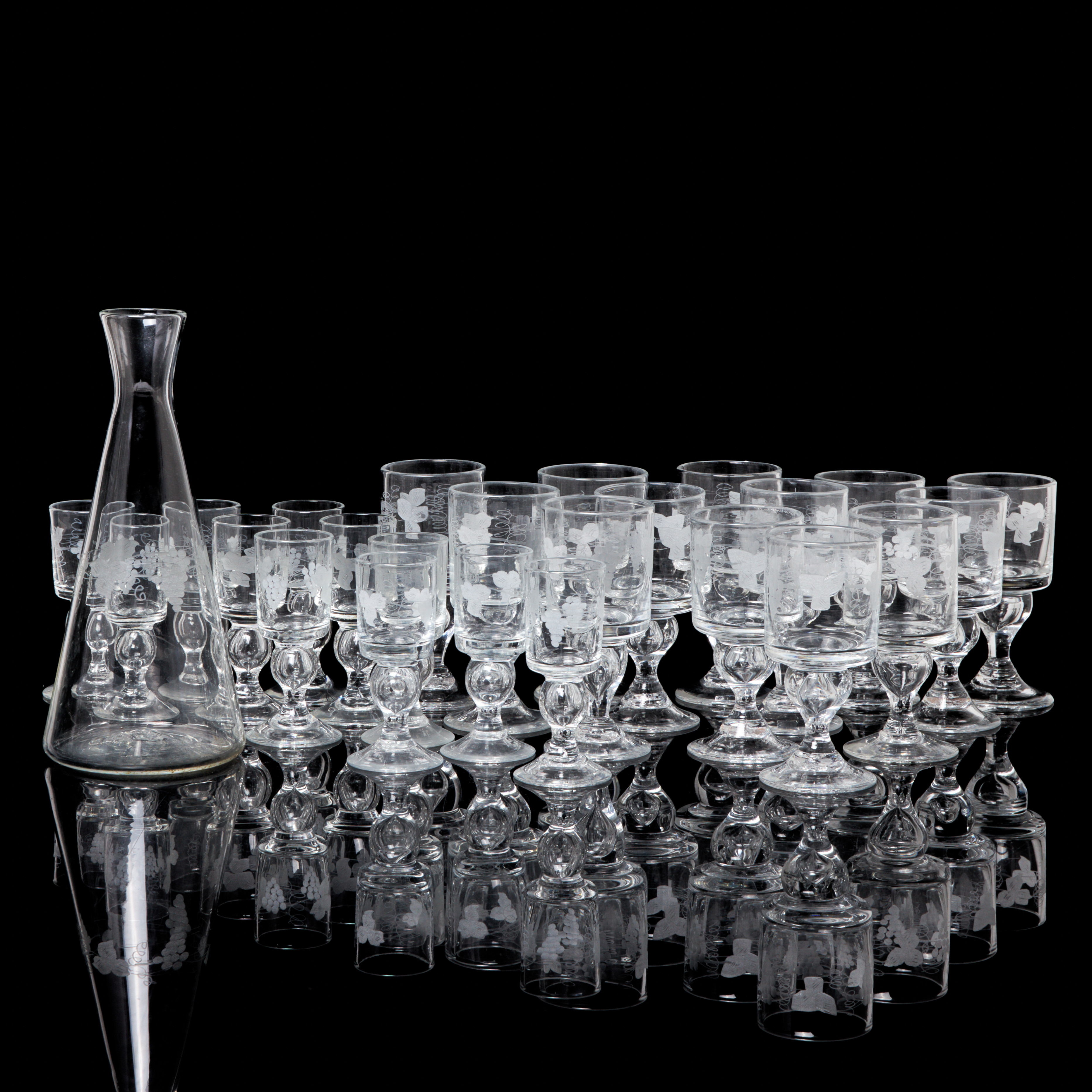 VINGLAS, KARAFF, 25 dlr, "Vinranka", glas, slipad dekor, Reijmyre, 1900-tal.