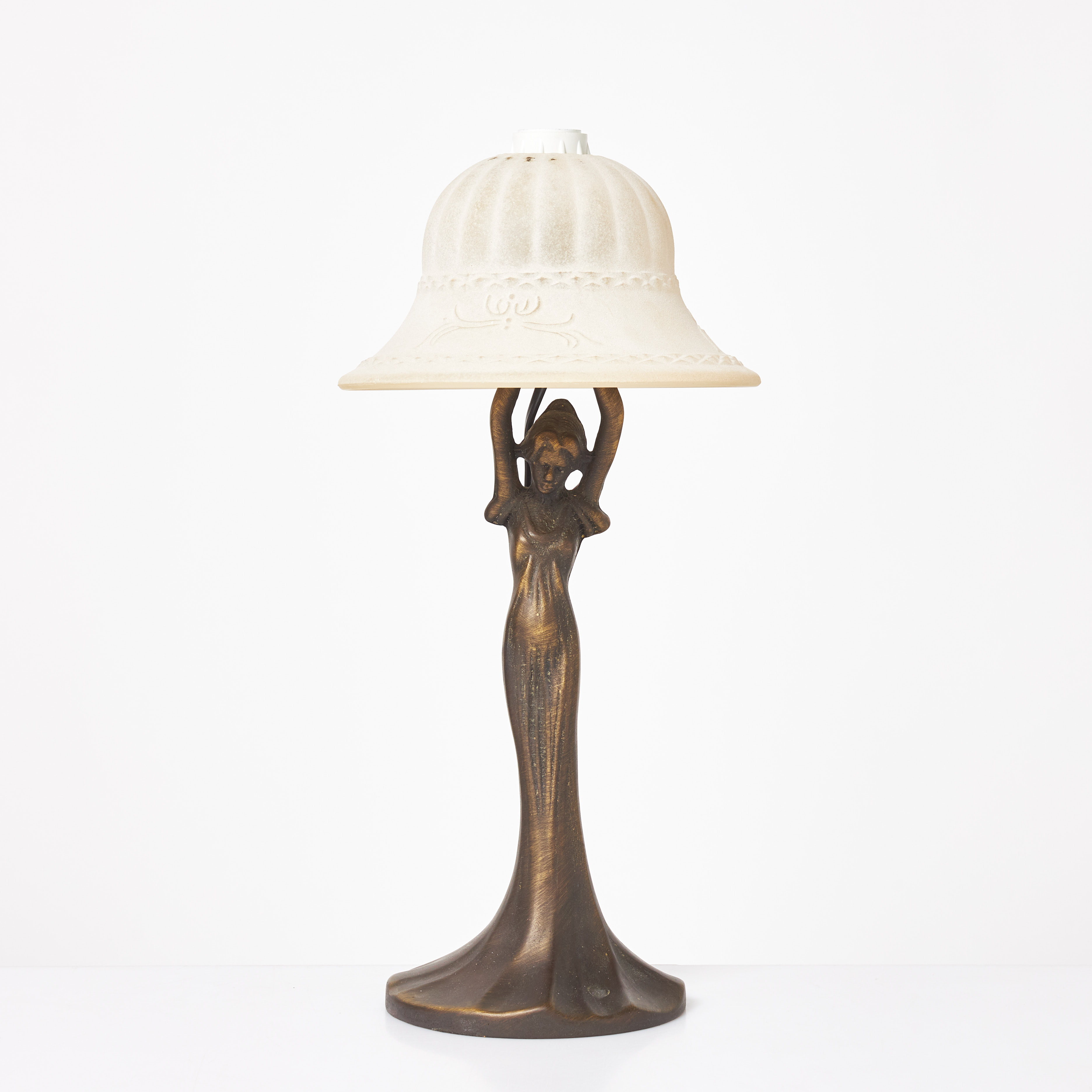 BORDSLAMPA. jugendstil, Italien, bronserad metall, glaskupa i sandblästrat glas med reliefdekor, etikett med Globen AB i botten.
