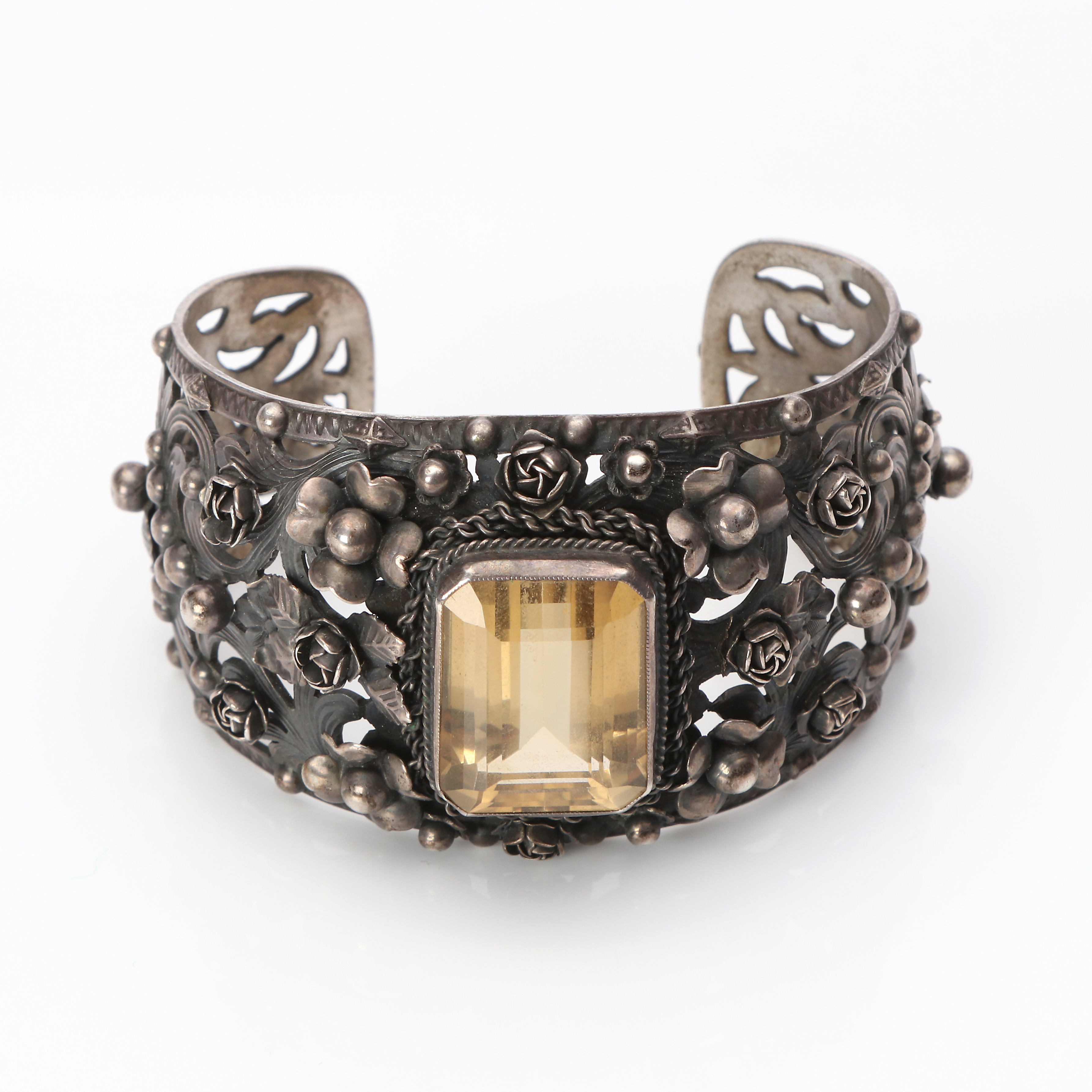 ARMBAND. Silver med en smaragdslipad citrin, totalvikt ca 70,7 gram.