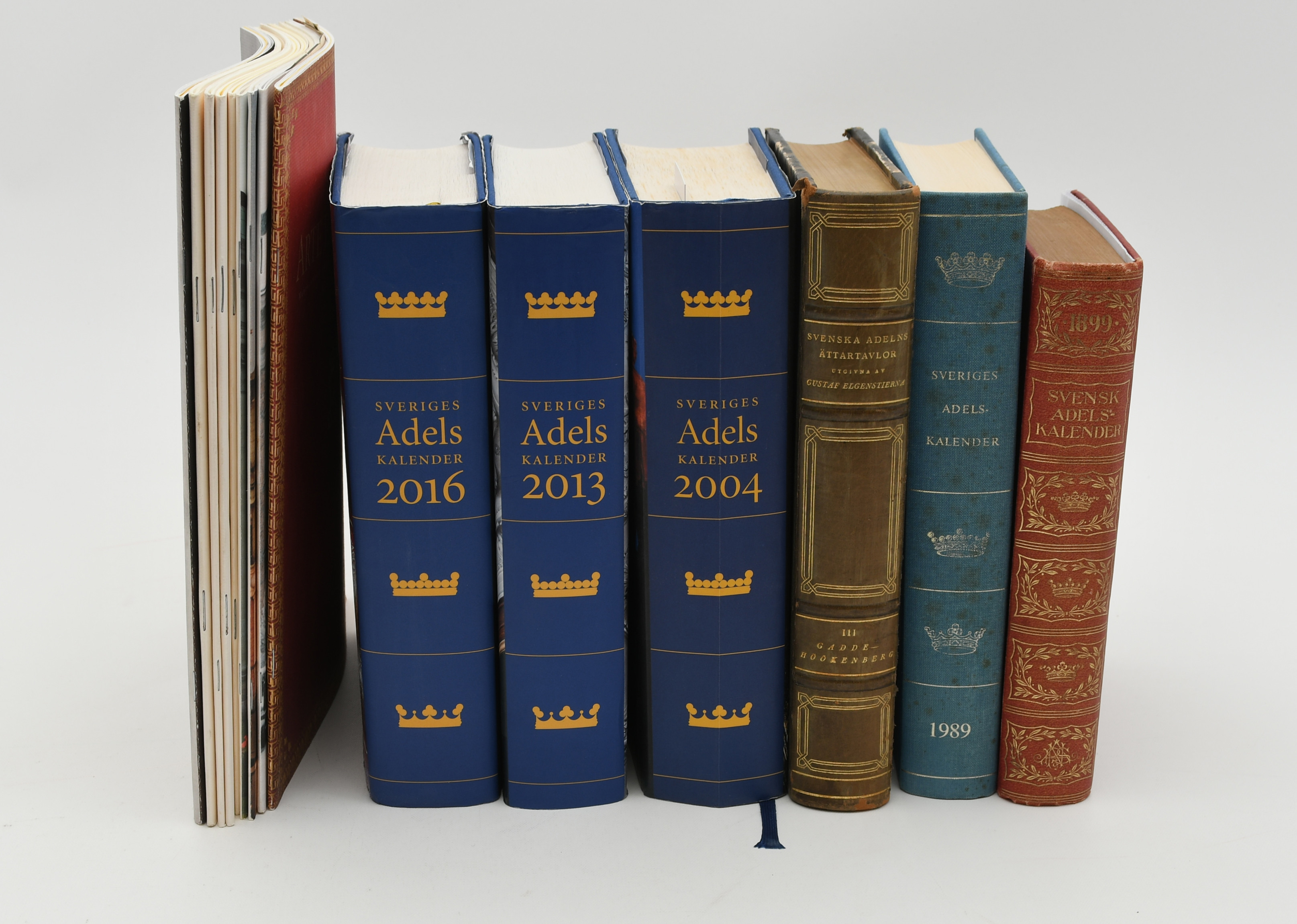 Adelskalendrar. 1899, 1989, 2004, 2013, 2016, + Elgenstierna vol 3. / 6 vol.