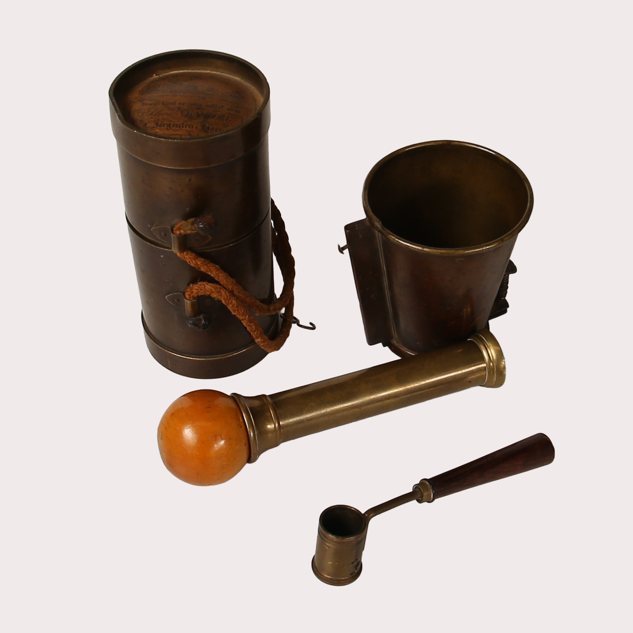 MÅTT OCH VIKTREDSKAP - KRUTMÅTT mm. 4 delar., mässing och stål. Omkring 1800-talets tredje fjärdedel.