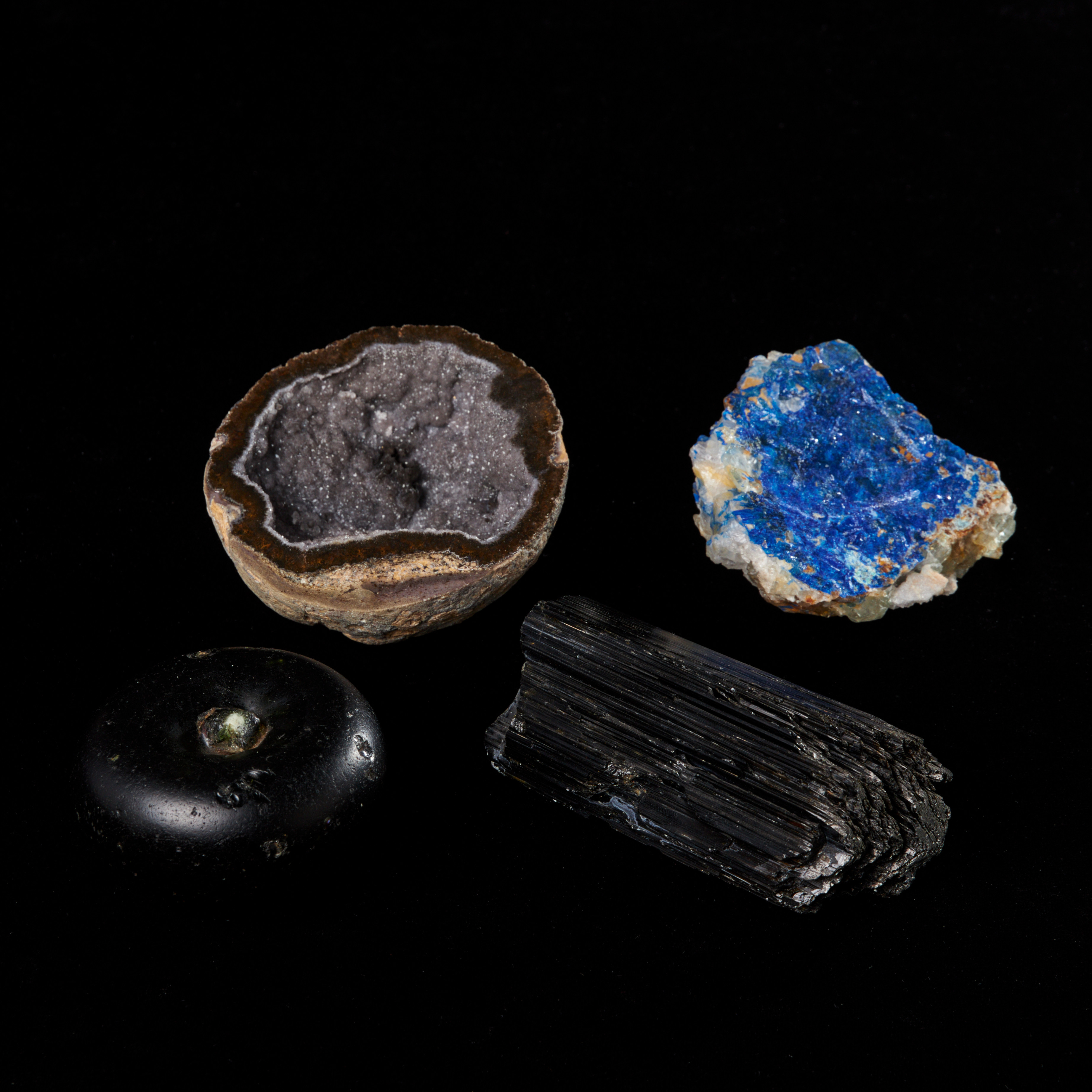 MINERALER, 4 st, stor svart turmalinkristall, obsidian, geod samt möjligen azurit.