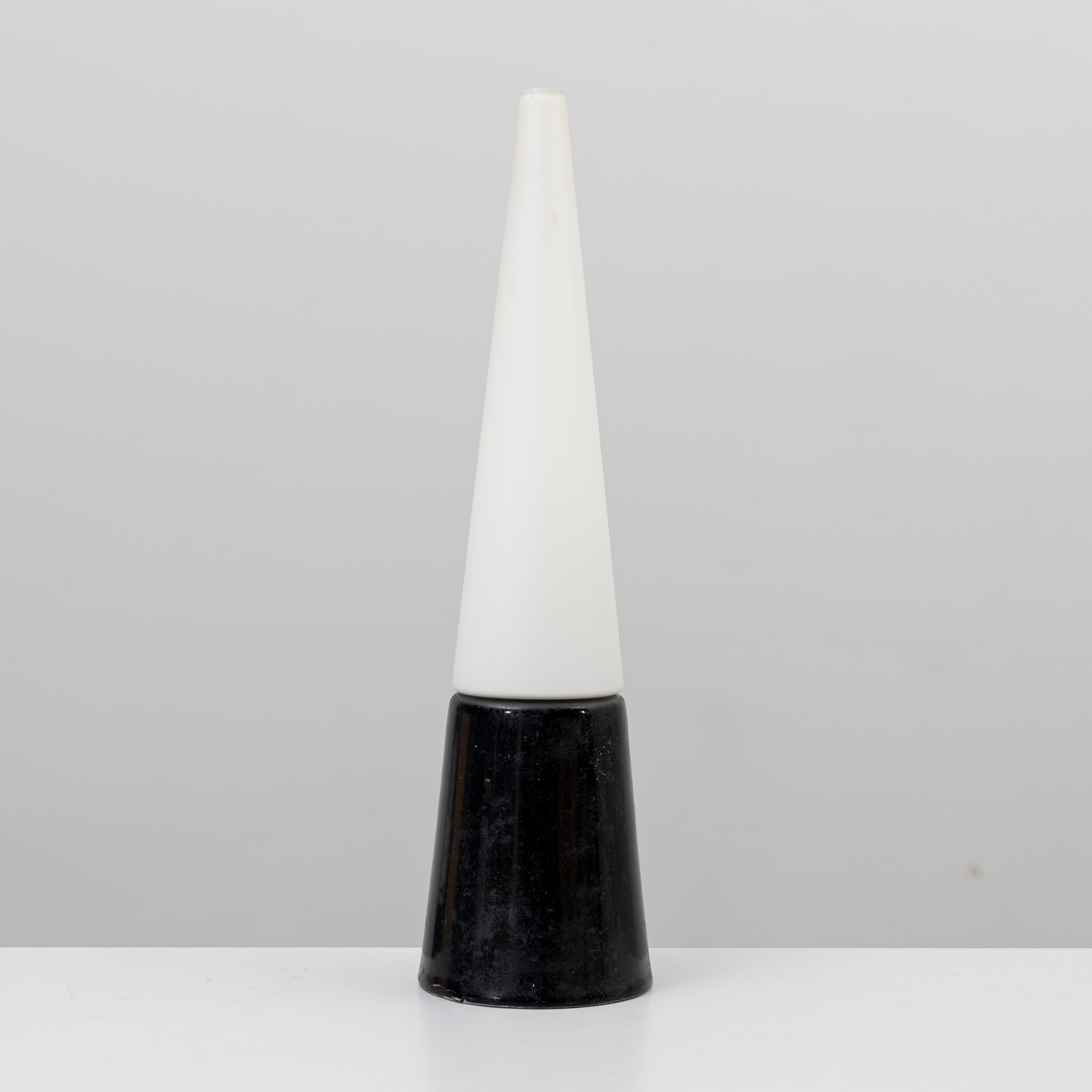 HANS-AGNE JAKOBSSON. Bordslampa, glaserad keramik samt glas, Åhus, 1900-talets andra hälft.