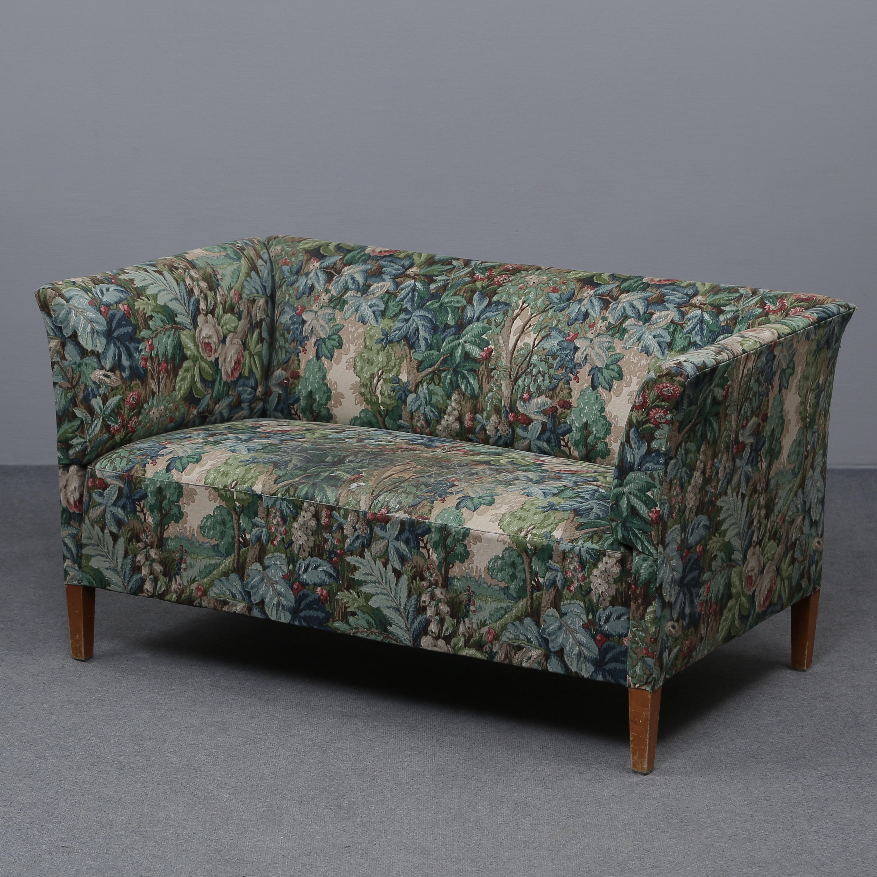 LITEN NÄTT SOFFA, TEXTIL/TYG SANDERSON & WILLIAM MORRIS STIL, 1900-TALETS FÖRSTA HÄLFT, PROVENIENS, FRÅN HERRGÅRDEN I FÅGELFORS.