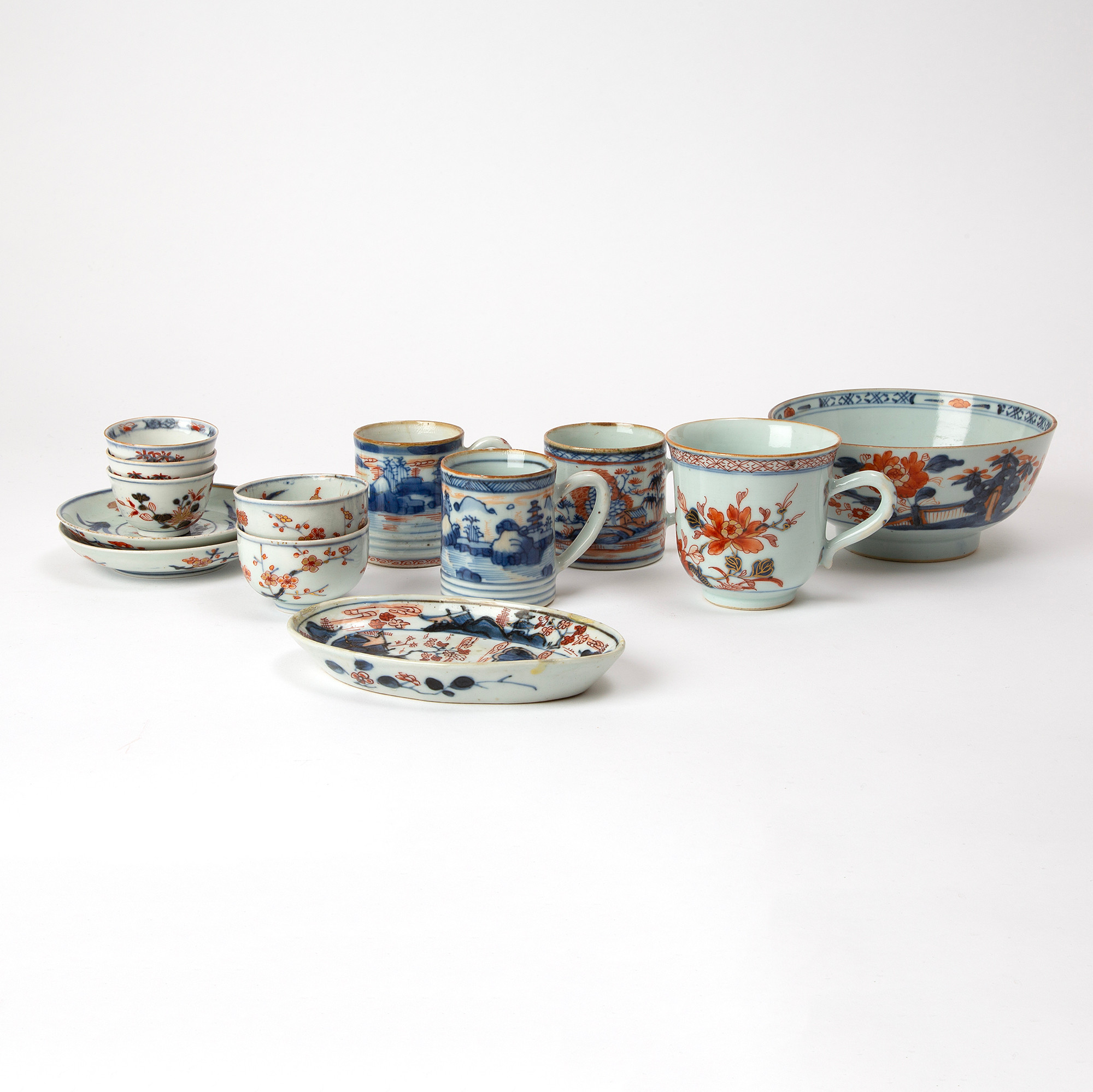 KOPPAR, SKÅLAR OCH FAT. 13 delar, porslin, Imari, Kina, 17/1800-tal.