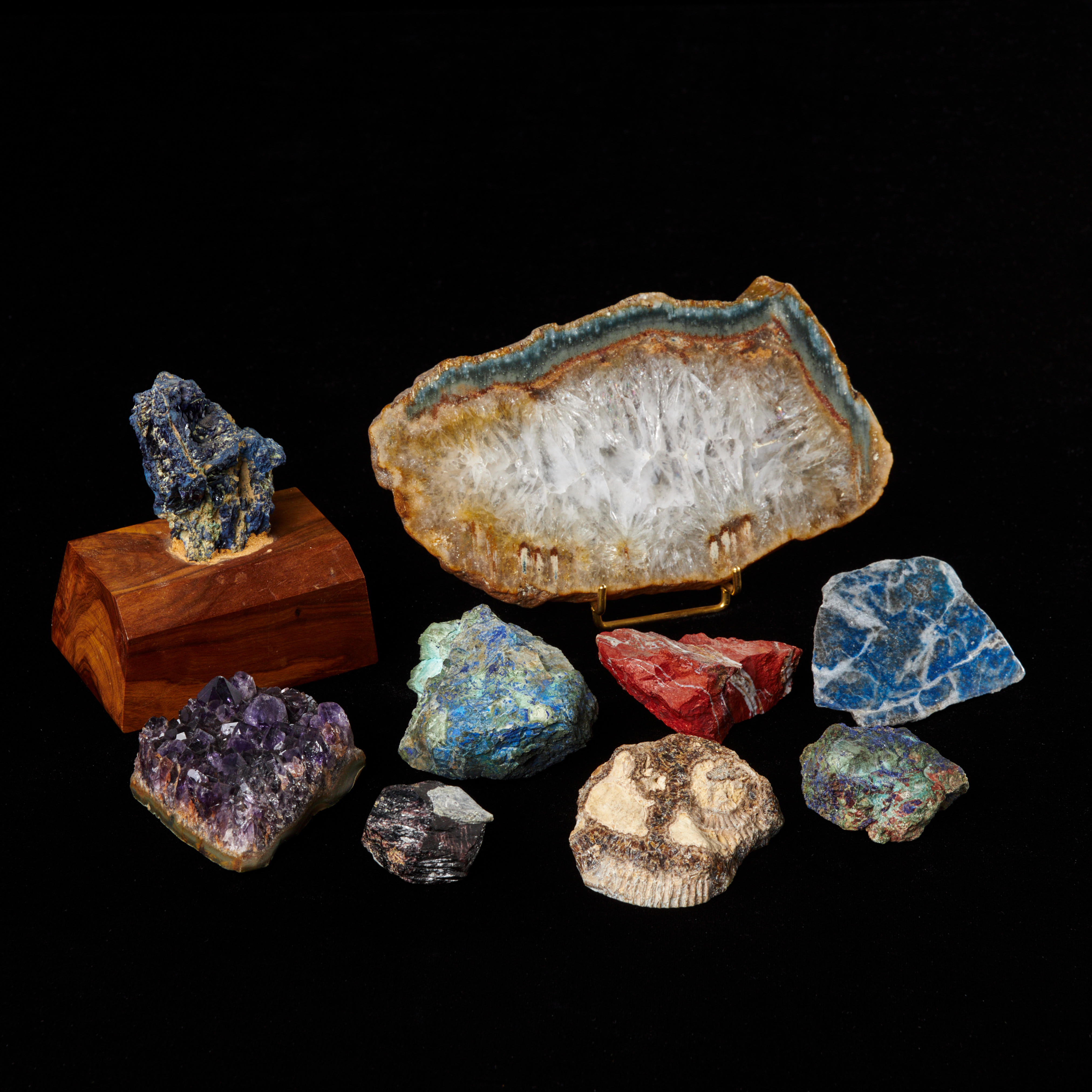 MINERALER, 9 st, lapis lazuli, ametistkluster, skiva från geod, granatkristall, del av septarisk nodul, eilatsten samt jaspis.