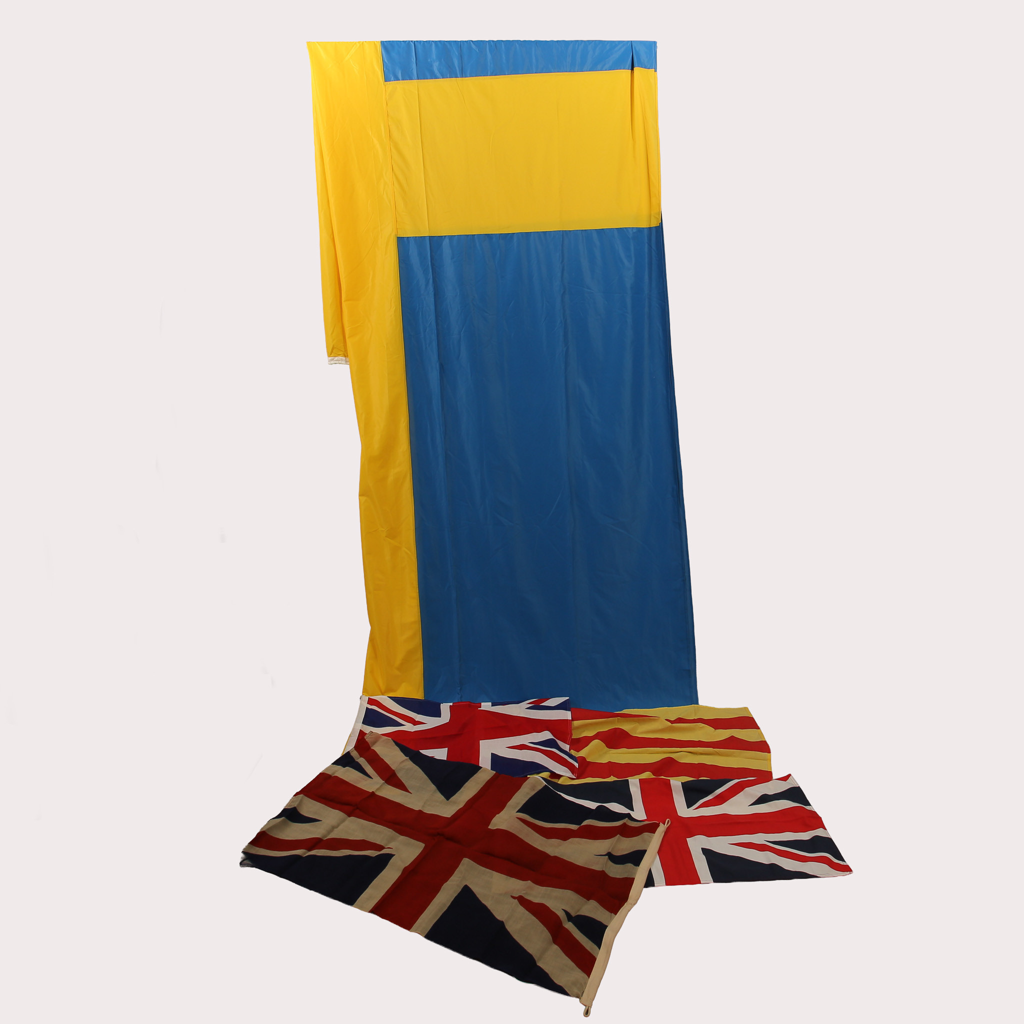 FLAGGOR, Sverige, Spanien Katalansk, England. Totalt 5 st., Moderna tillverkning.
