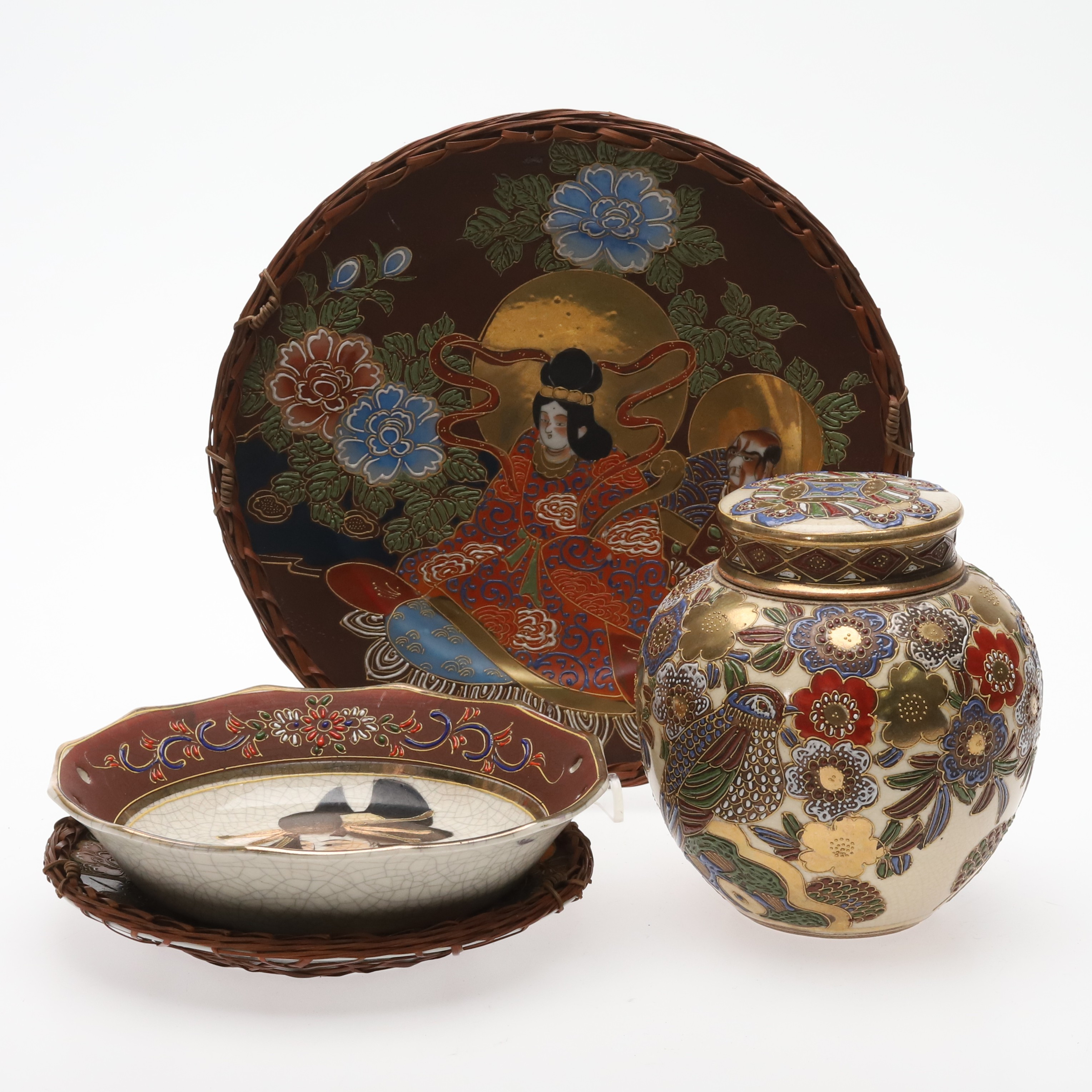 PORSLINSFÖREMÅL. 4 st, Satsuma-stil, Japan, 1900-talets senare del.