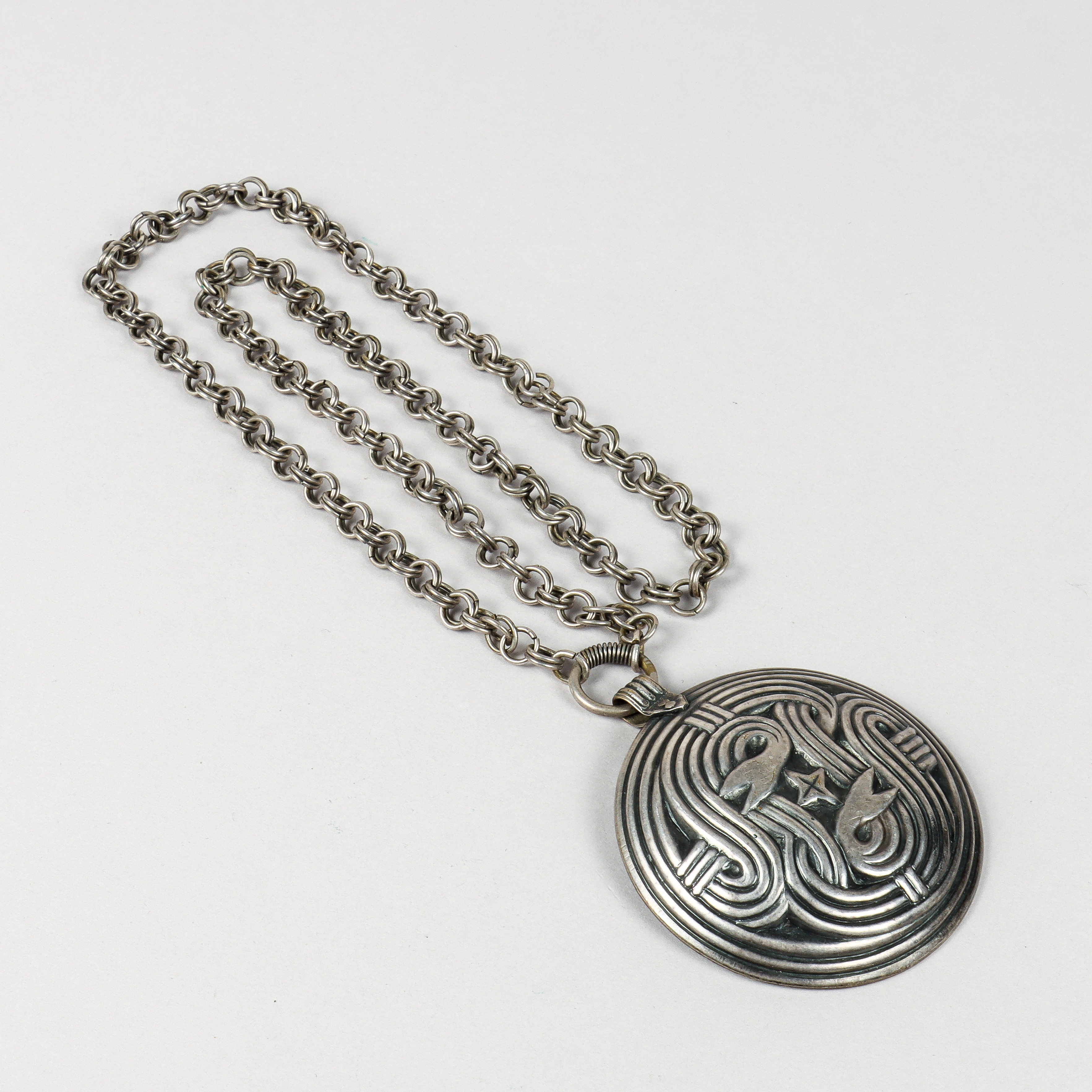 KALEVALA KORU, halskedja med hänge, vitmetall, Finland.