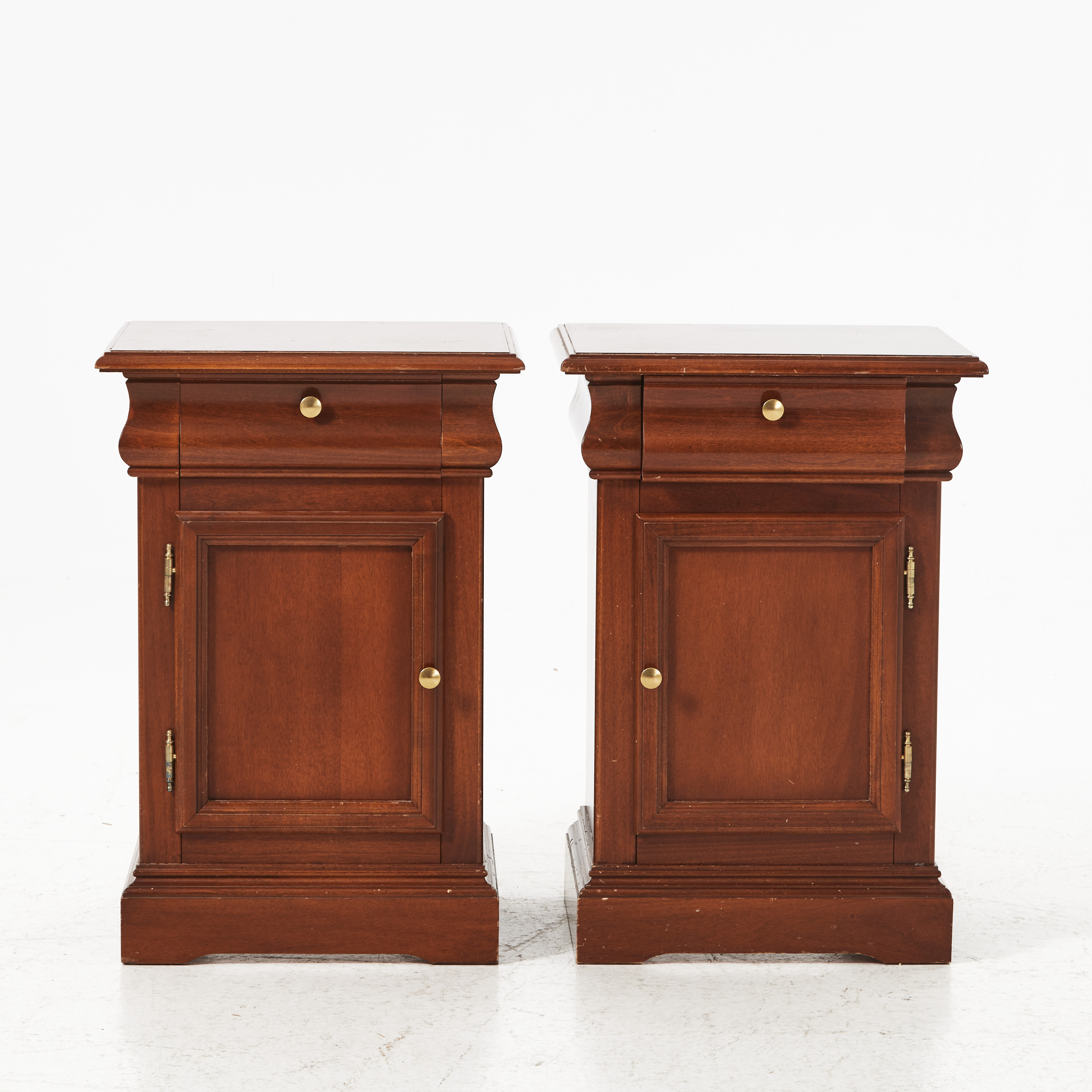 NATTYGSBORD, 1 par, sannolikt Grange, 1900-talets andra hälft, fanérade i mahogny.