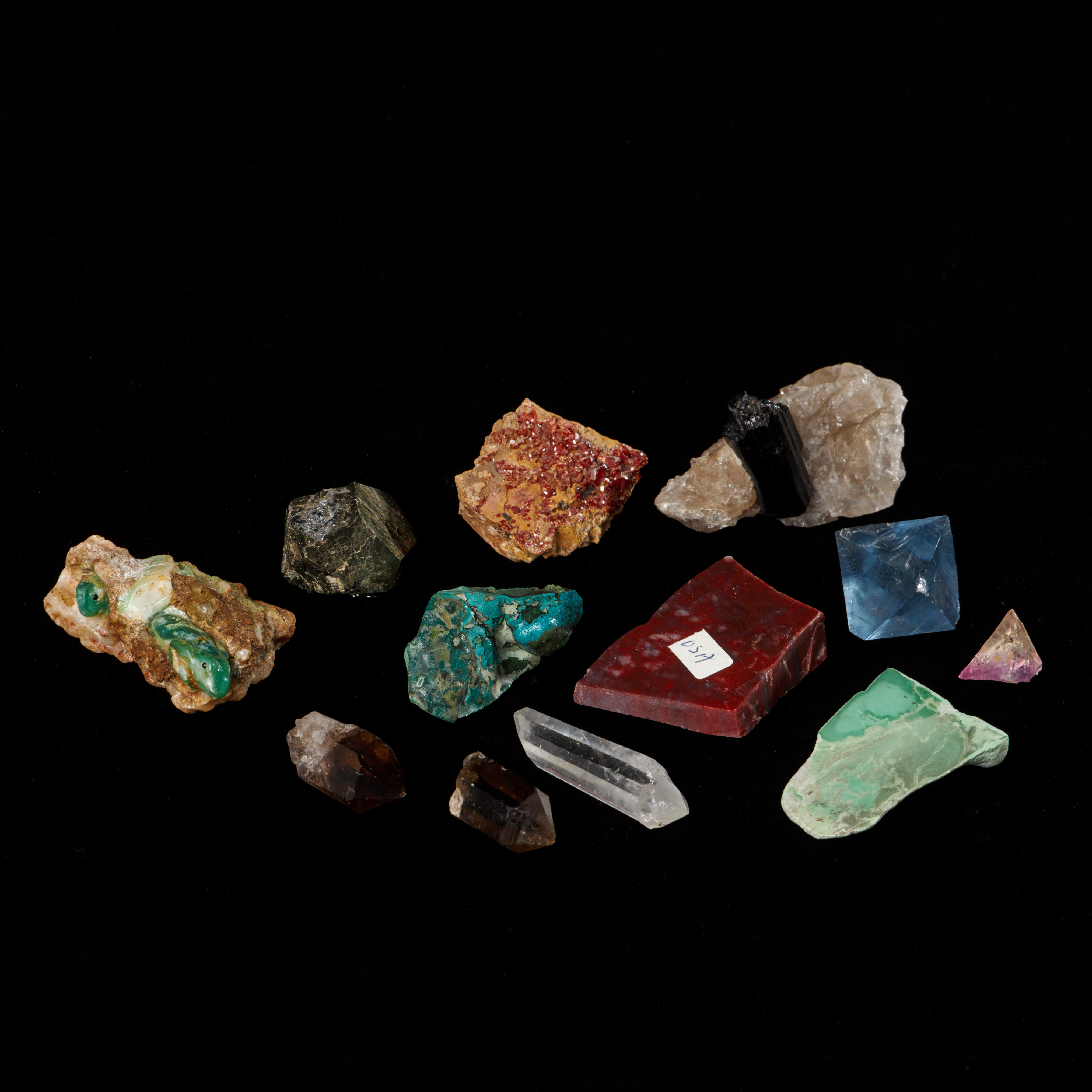 MINERALER, 12 st, fluoritkristaller, turmalinkristall i matrix, pyritkristall, skulpterade ödlor i krysopras, bergskristall, rökkvartskristall.