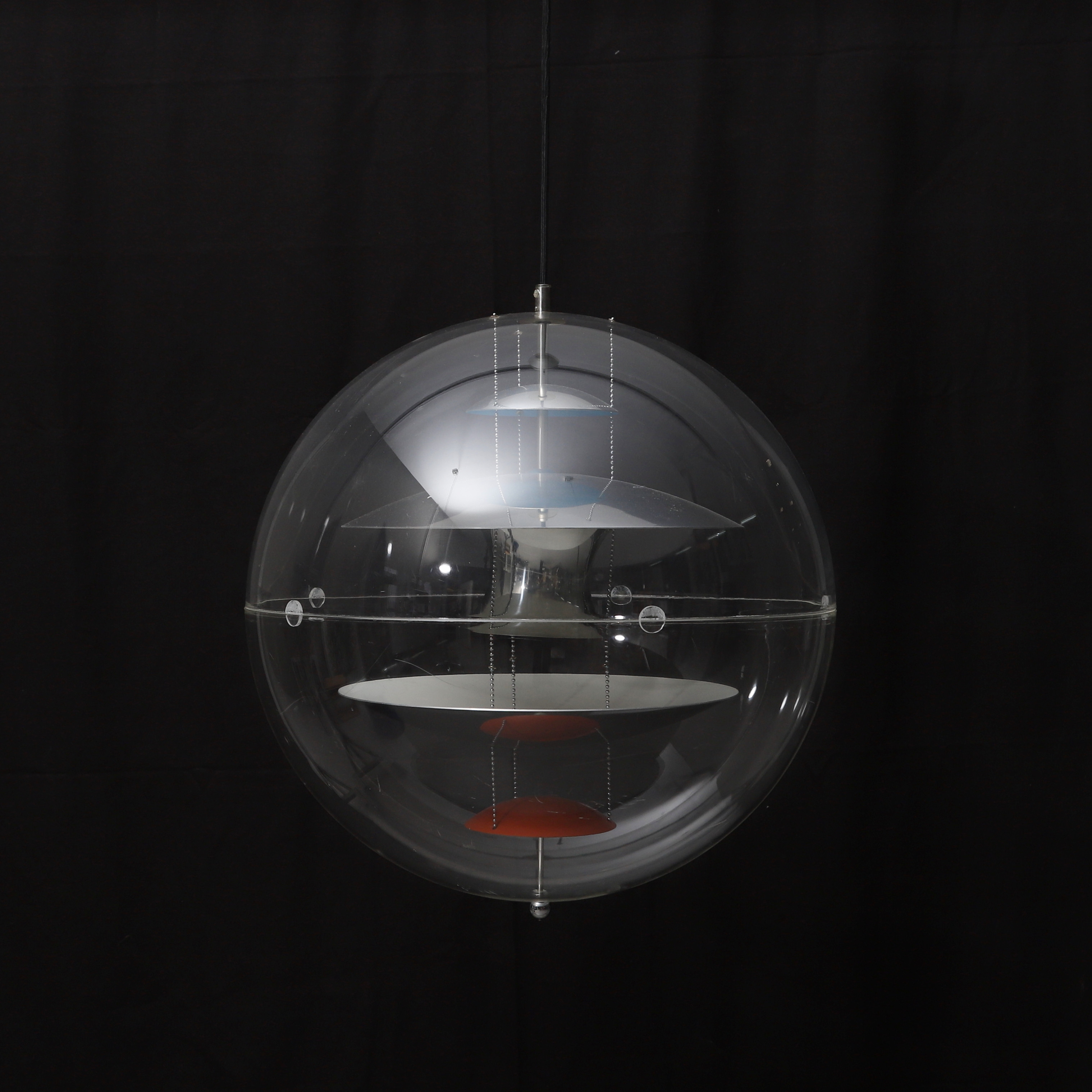 VERNER PANTON. Taklampa, "VP Globe", akryl och metall, Louis Poulsen, Danmark. etikettmärkt, design 1969.