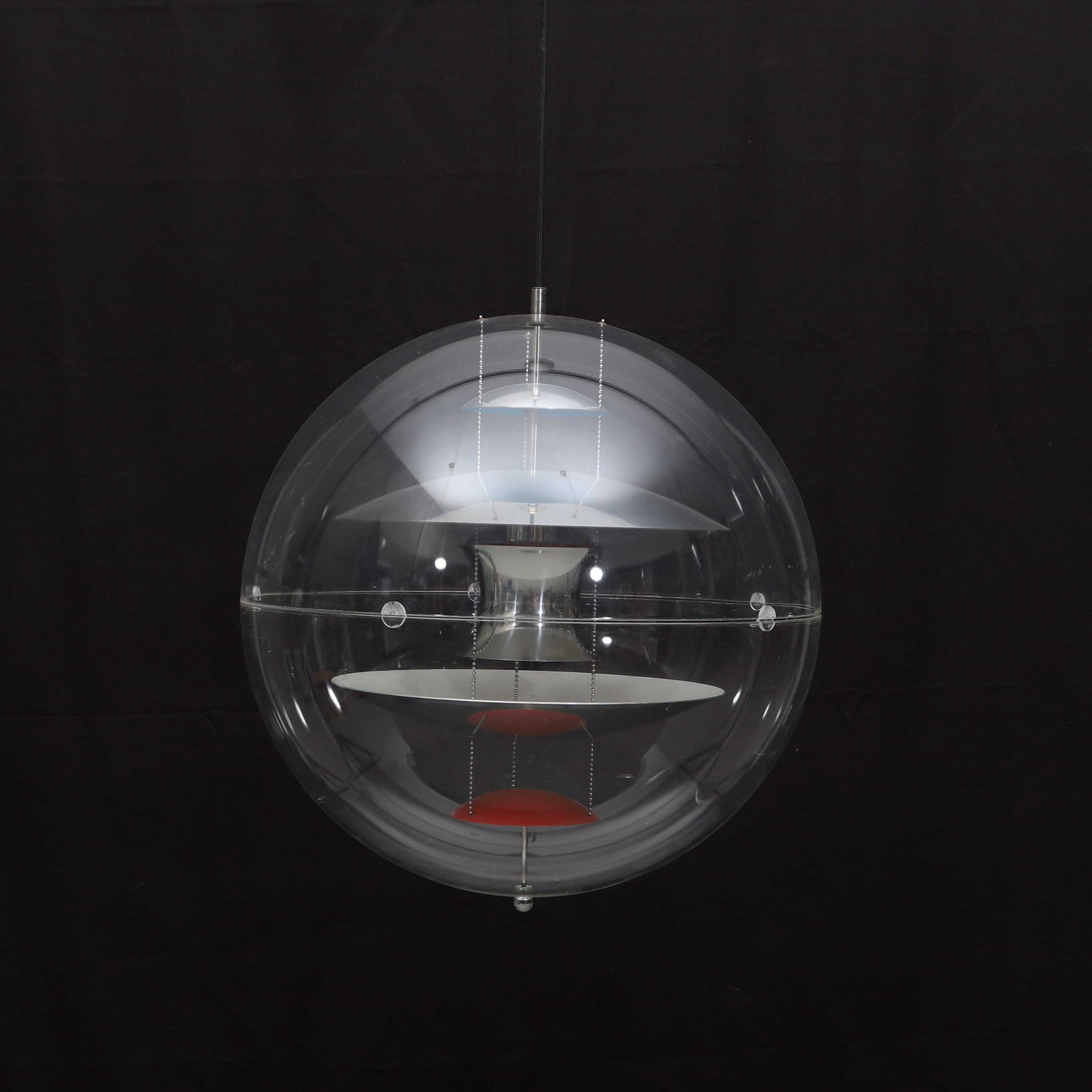 VERNER PANTON. Taklampa, "VP Globe", akryl och metall, Louis Poulsen, Danmark. etikettmärkt, design 1969.