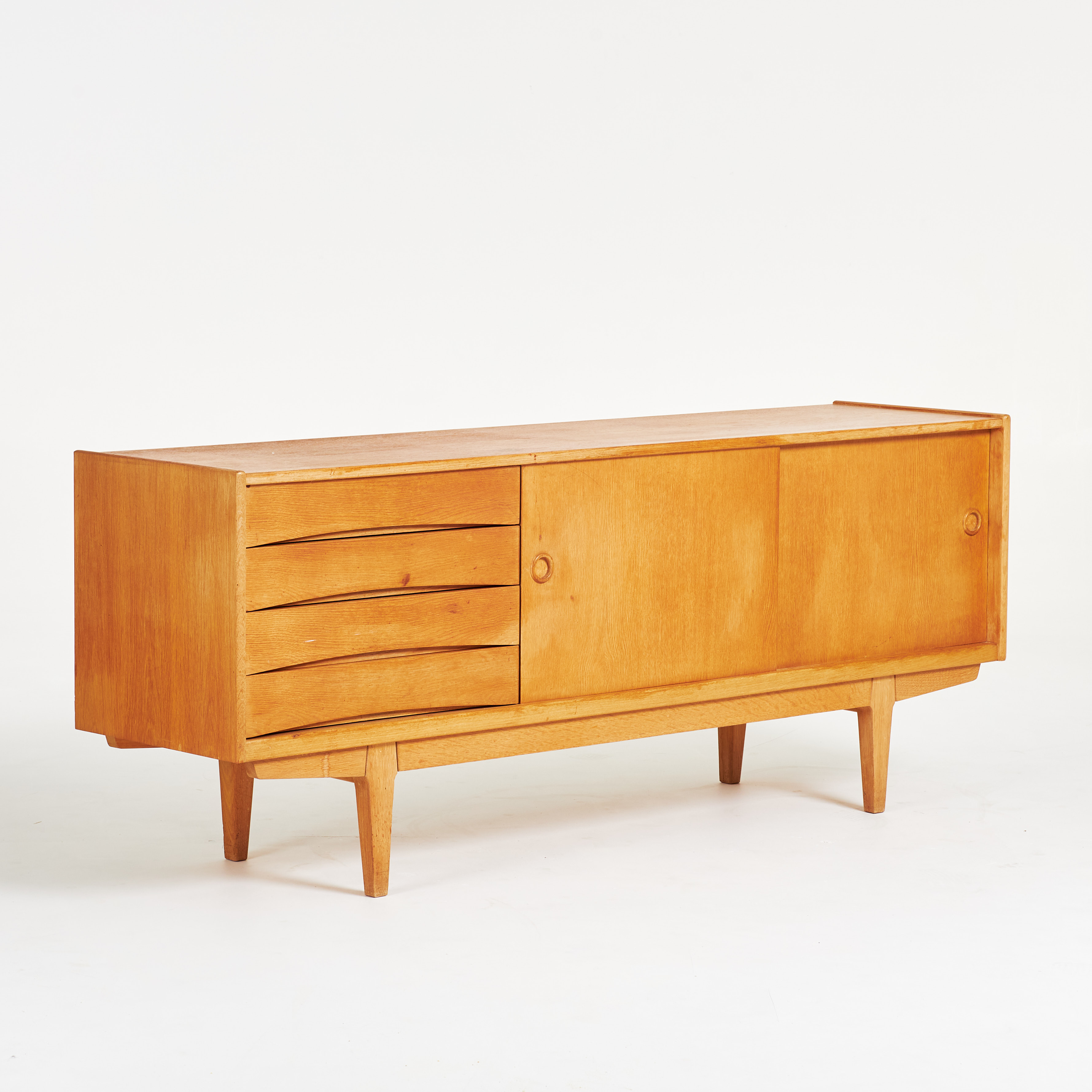 ERIK WÖRTZ. ”Ulvö", sideboard, för IKEA, 1960-tal, fanérad med ek, 4 lådor, skåpdel med skjutdörrar.