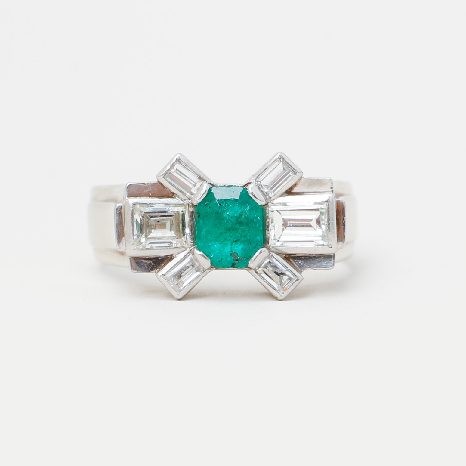 RING, 18k vitguld, smaragd, 6 baguettslipade diamanter, vikt ca 5,6 gram, Juvelfabriken, Stockholm, 1941.