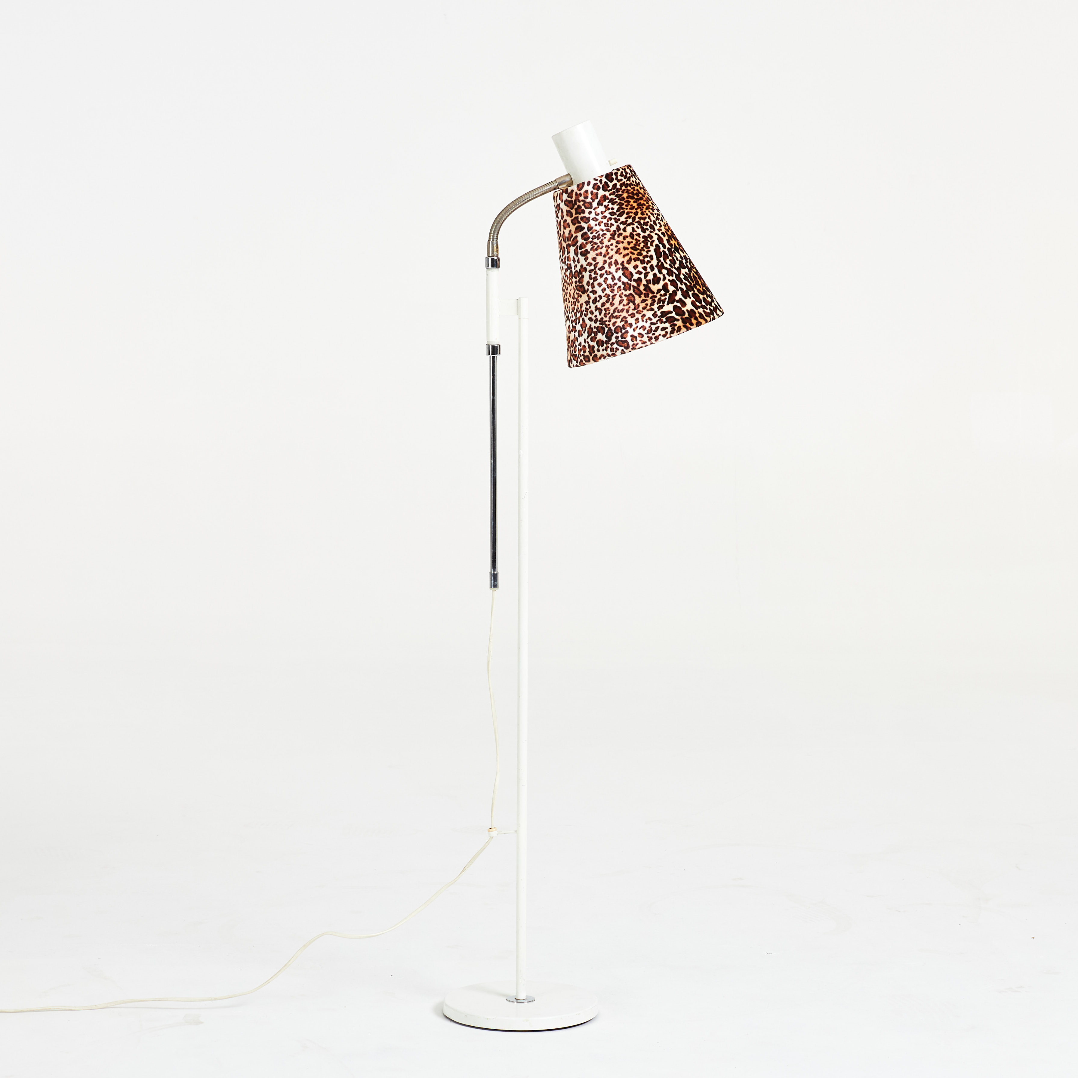 GOLVLAMPA. Möller Armaturer Eskilstuna, vitlackerad, skärm klädd med leopardmönster, senare lampskärm By Rydéns.