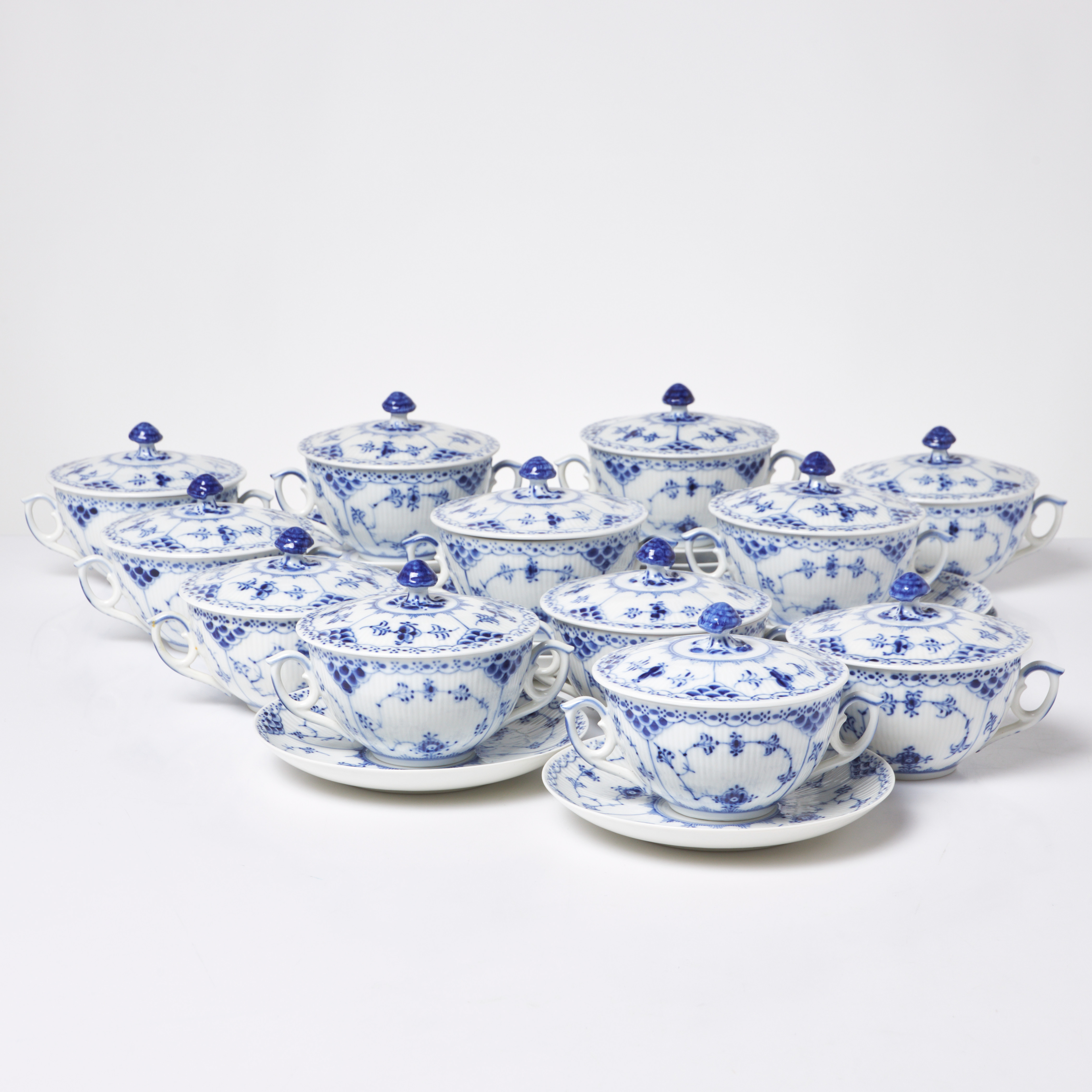 ROYAL COPENHAGEN, 12 st buljongkoppar, musselmalet, halvblonda, No. 1/764.