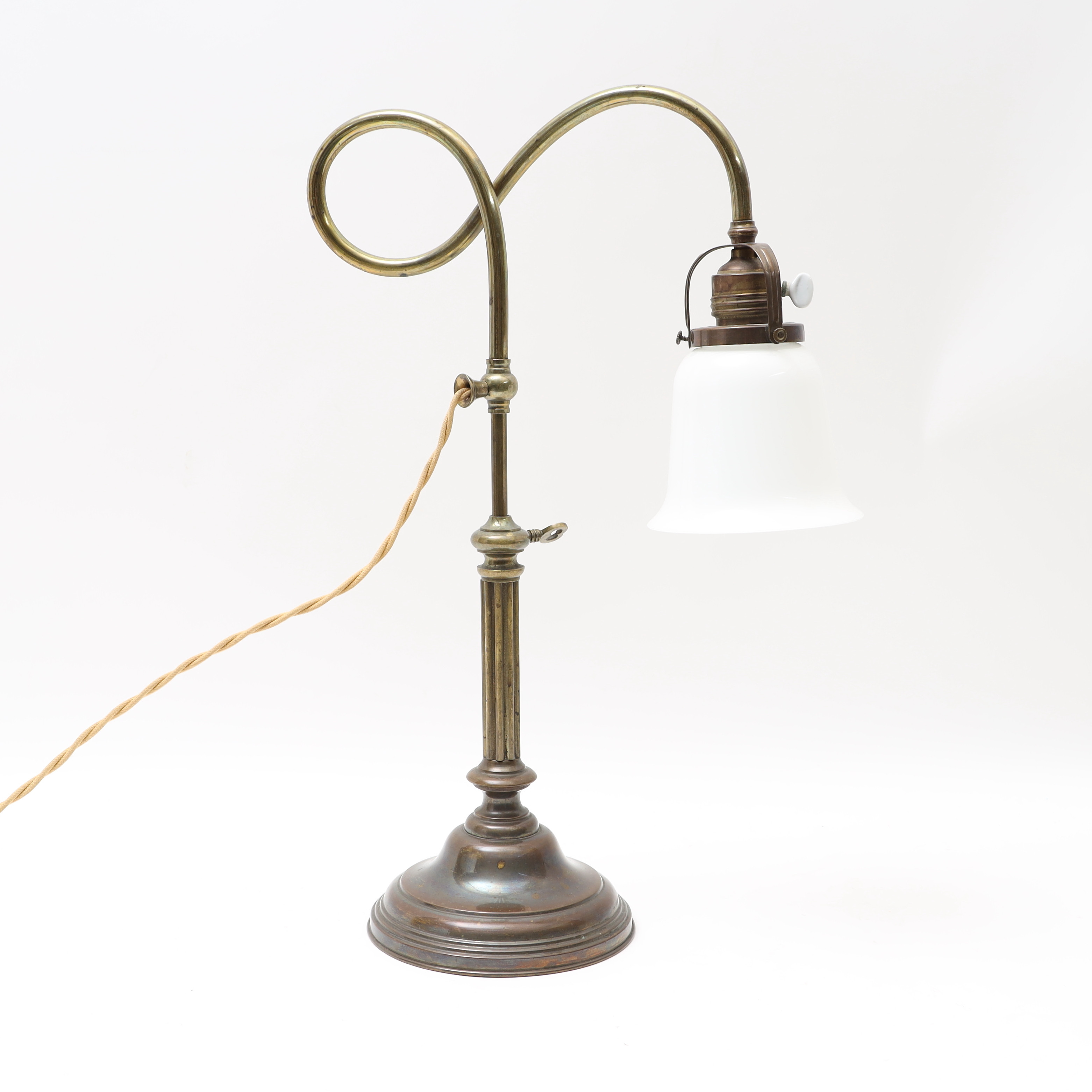 BORDSLAMPA, 1900-talets första hälft, mässing och skärm i vittonat glas.
