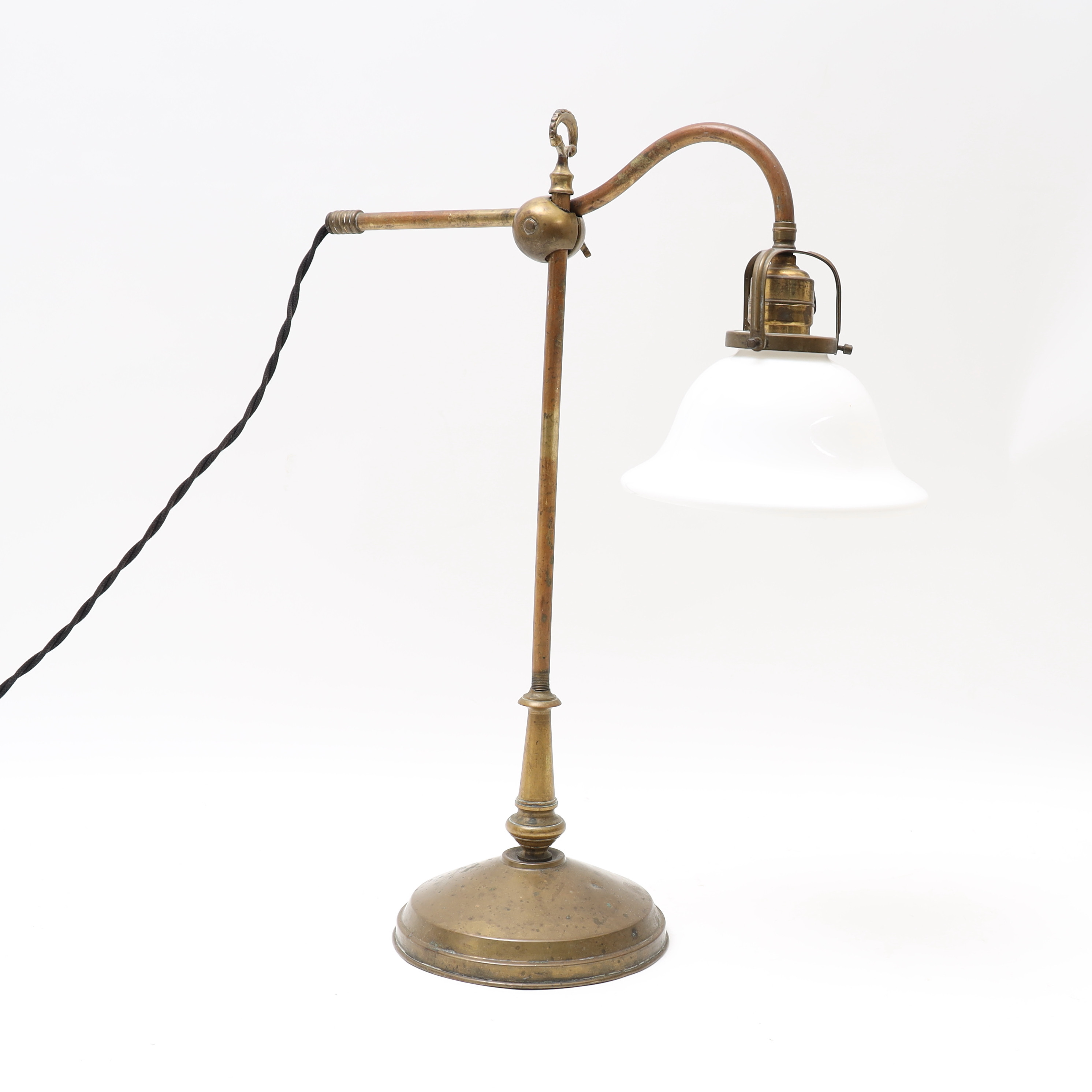 BORDSLAMPA, 1900-talets början, mässing och skärm i vittonat glas.