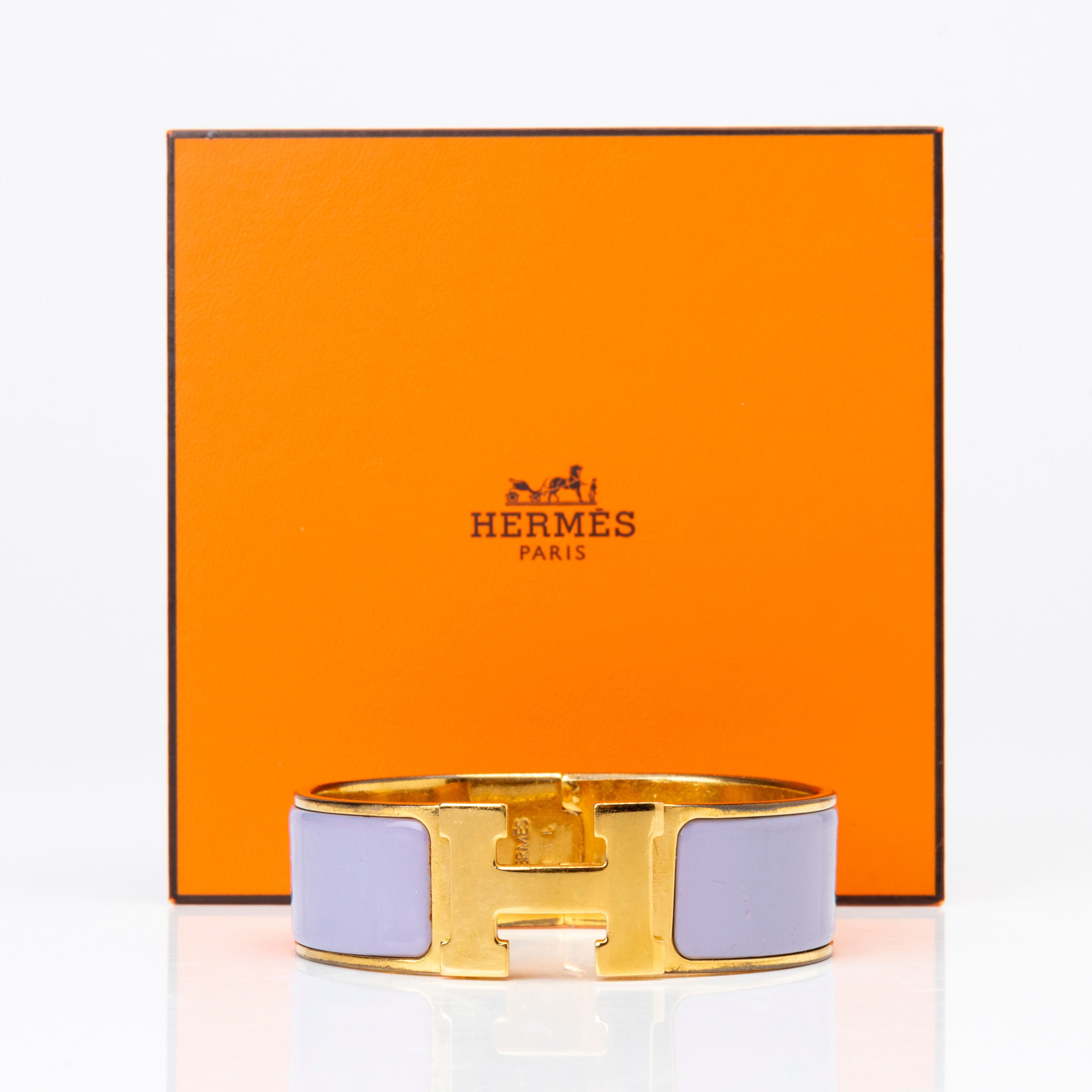 HERMÈS. Armband, guldpläterat och lilja emalj, "Clic H bracelet GM, stämplat Hermès, Paris, Frankrike.