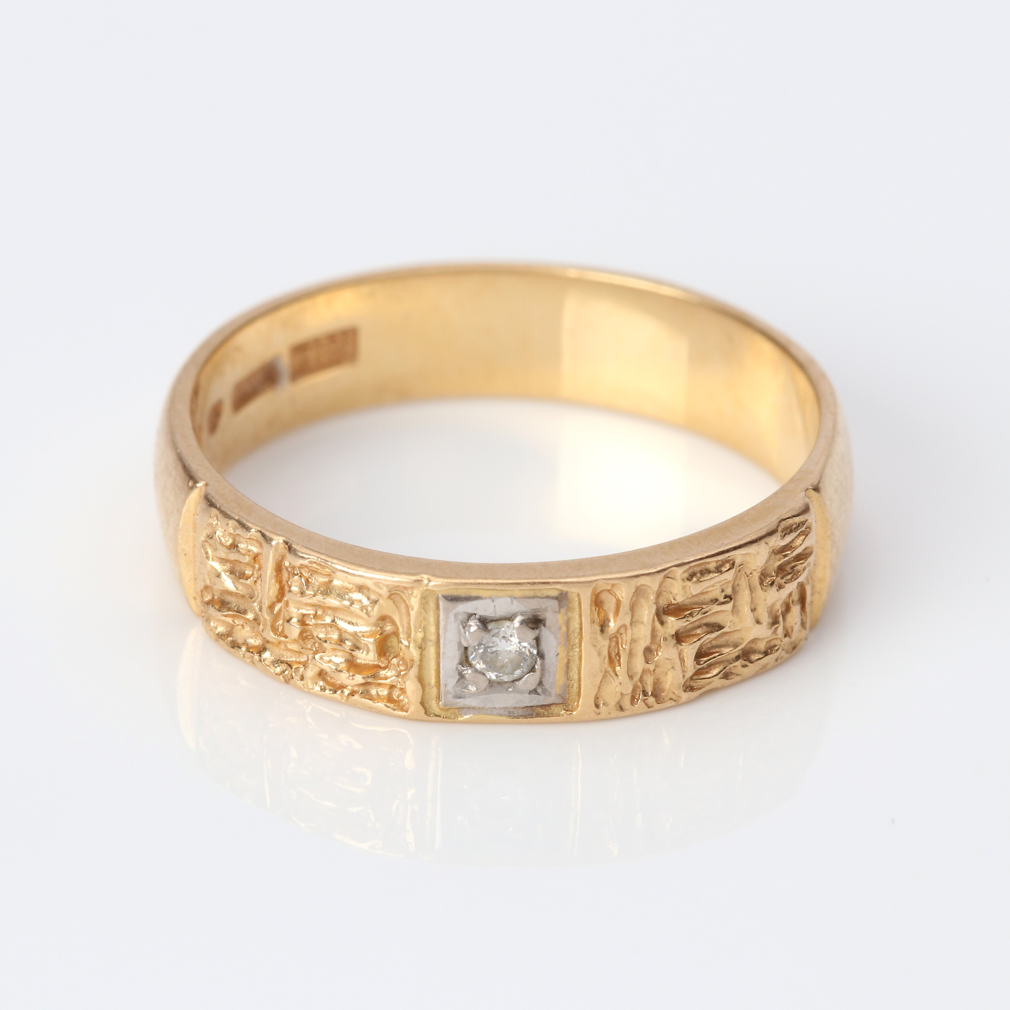 DIAMANTRING. 18k guld med en briljantslipad diamant 0,03 ct, vikt ca 4,4 gram.