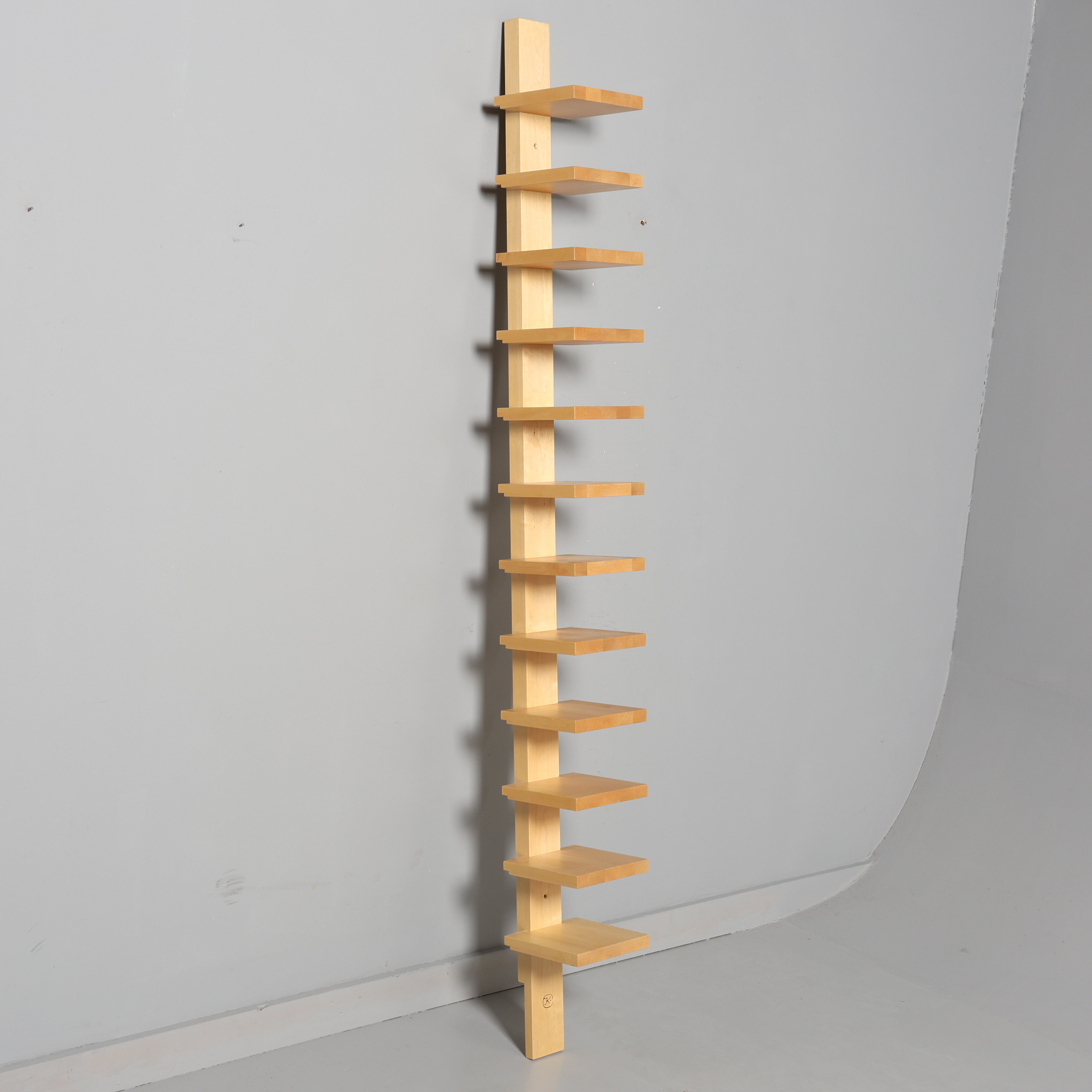 JOHN KANDELL. VÄGGHYLLA, "Pilaster" Källemo, Brännmärkt.