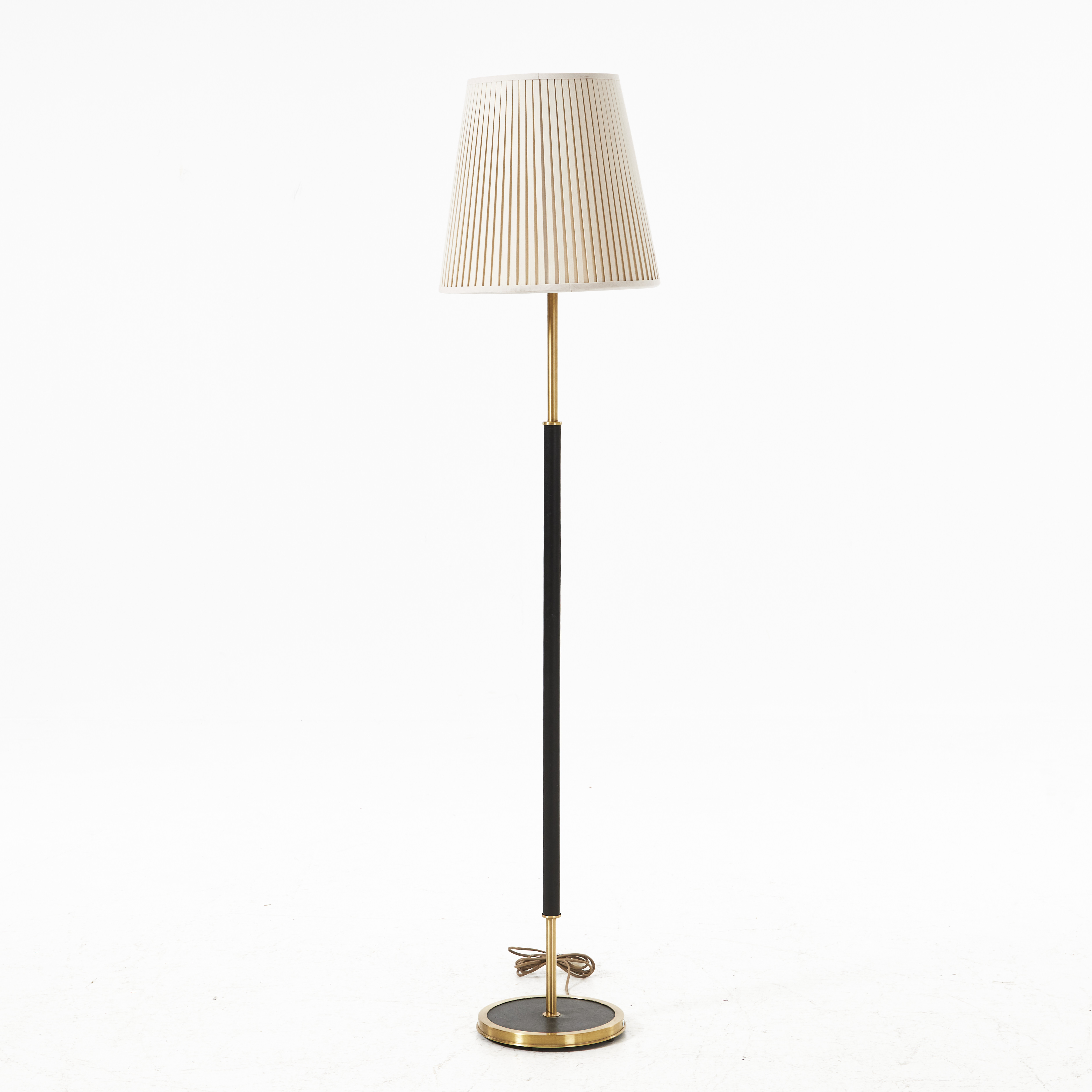 GOLVLAMPA, 1900-talets mitt, mässing, delvis klädd i svart läder.